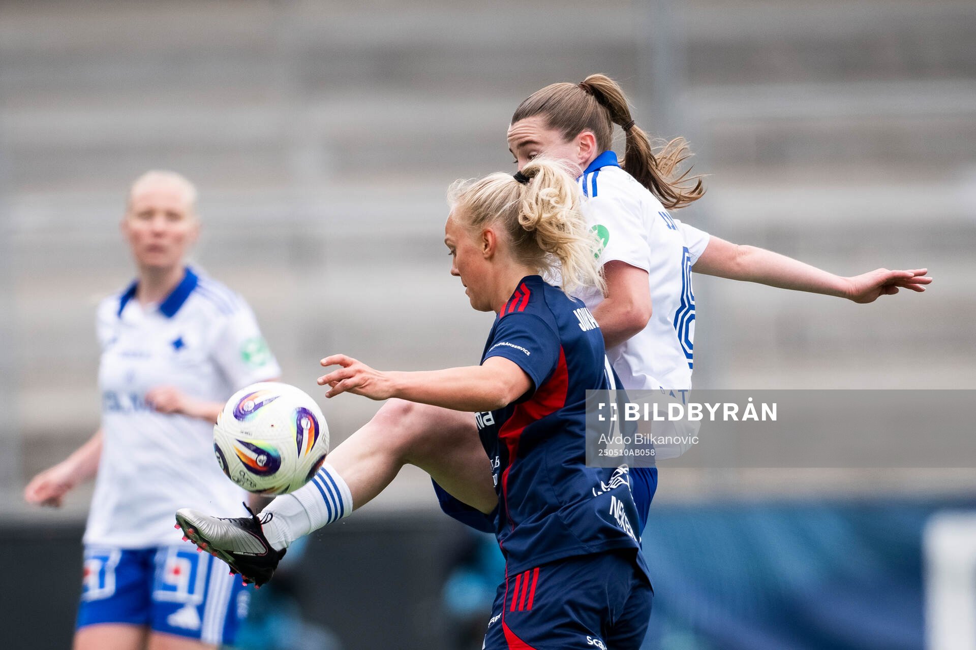 Rosengårds Molly Johansson och IFK Norrköpings Carrie Jones under fotbollsmatchen i Damallsvenskan mellan Rosengård och IFK Norrköping den 10 maj 2025 i Malmö.