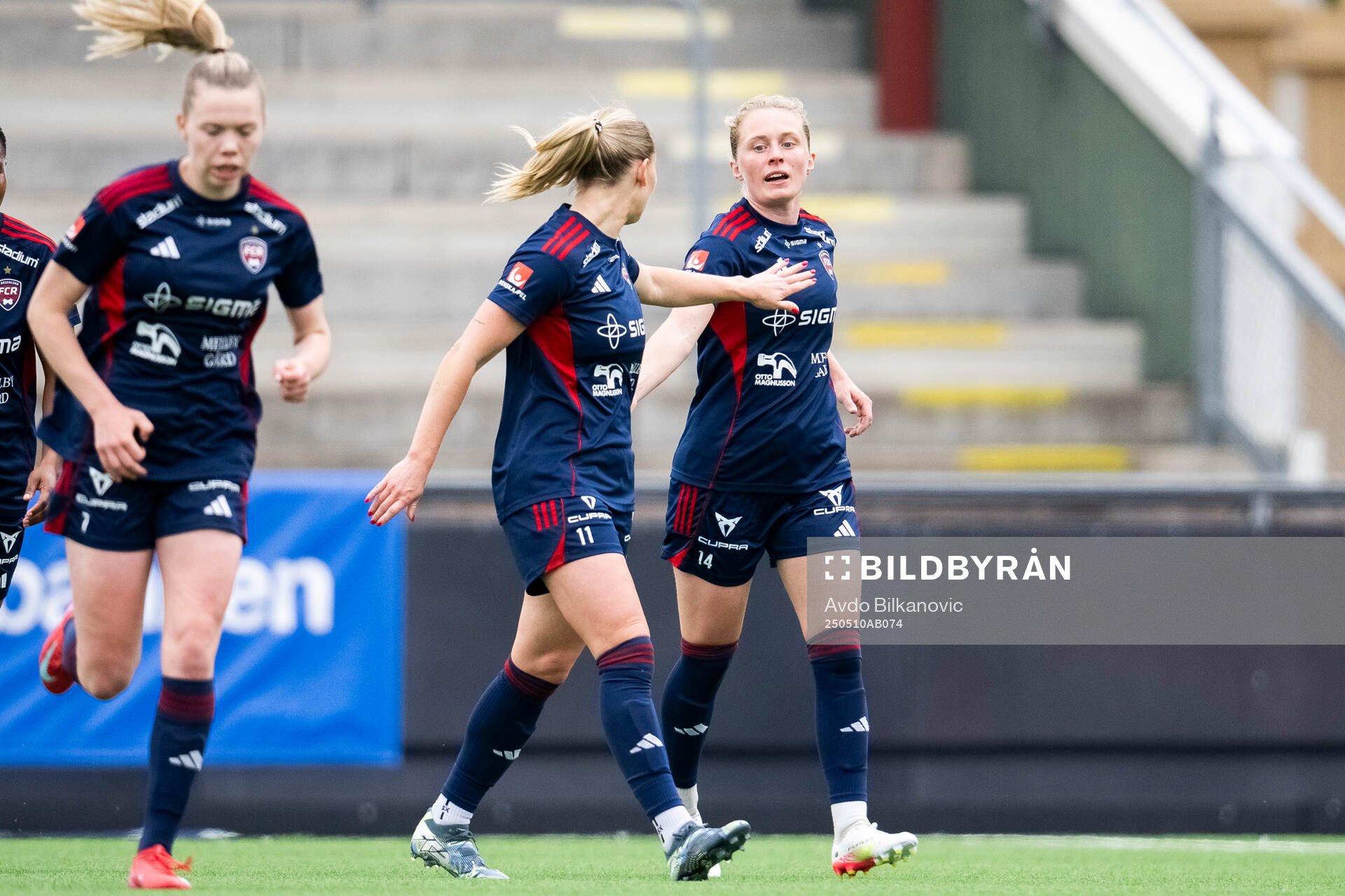 Rosengårds Emilia Larsson och Emma Jansson jublar