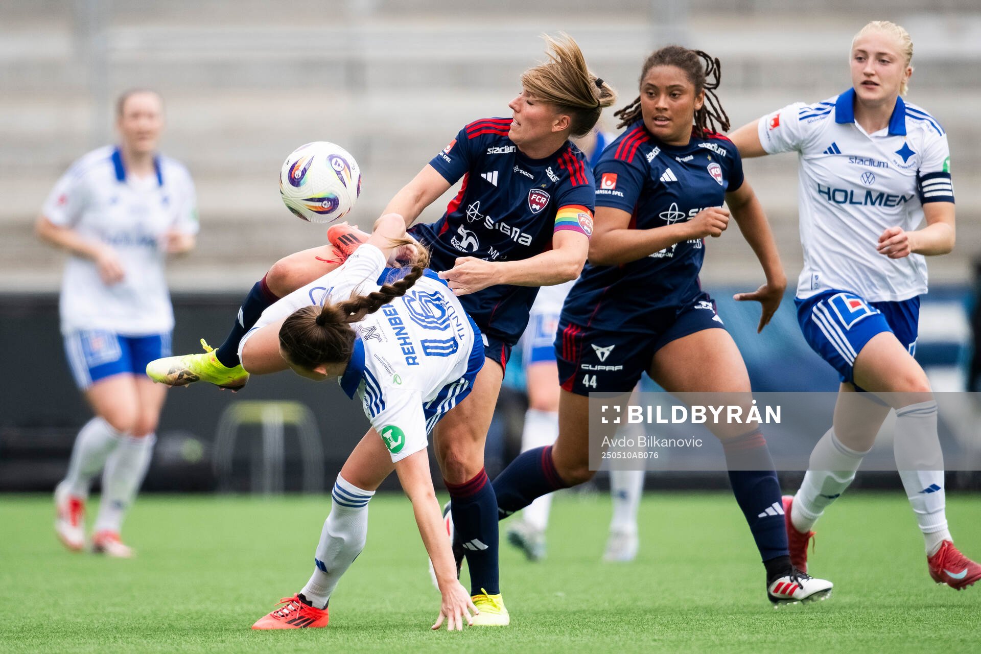 Rosengårds Gudrun Arnardottir och IFK Norrköpings Svea Rehnberg under fotbollsmatchen i Damallsvenskan mellan Rosengård och IFK Norrköping den 10 maj 2025 i Malmö.