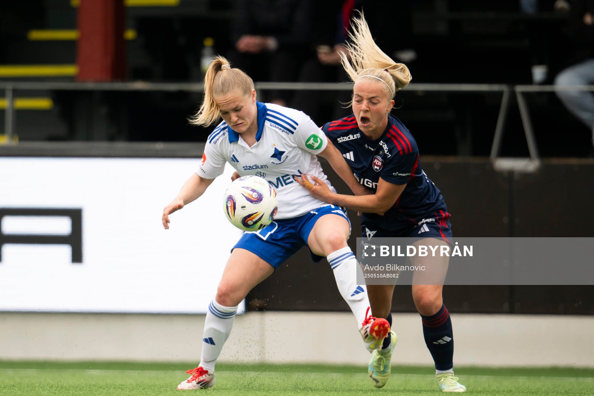 Rosengårds Emilie Woldvik och IFK Norrköpings Dana Leskinen under fotbollsmatchen i Damallsvenskan mellan Rosengård och IFK Norrköping den 10 maj 2025 i Malmö.