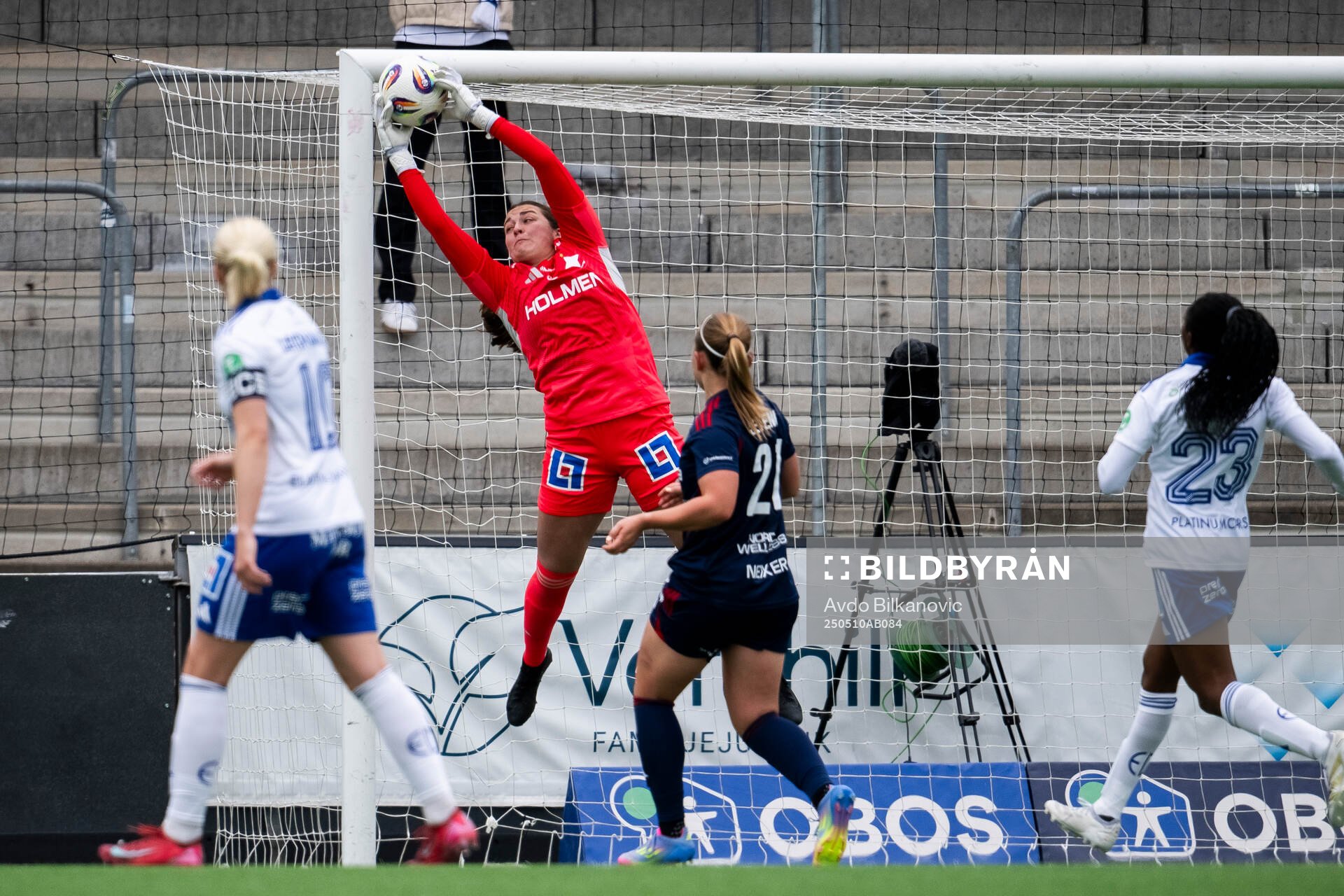 IFK Norrköpings målvakt Caroline Delisle under fotbollsmatchen i Damallsvenskan mellan Rosengård och IFK Norrköping den 10 maj 2025 i Malmö.