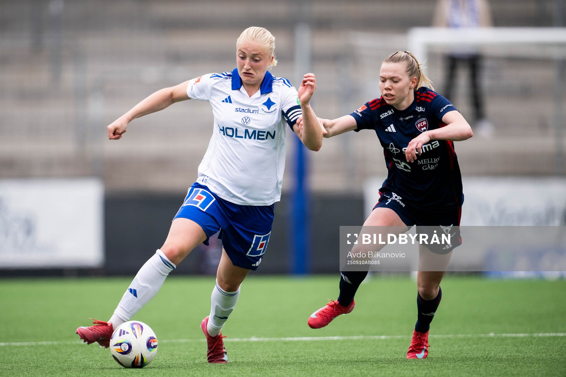 Rosengårds Bea Sprung och IFK Norrköpings Wilma Leidhammar under fotbollsmatchen i Damallsvenskan mellan Rosengård och IFK Norrköping den 10 maj 2025 i Malmö.