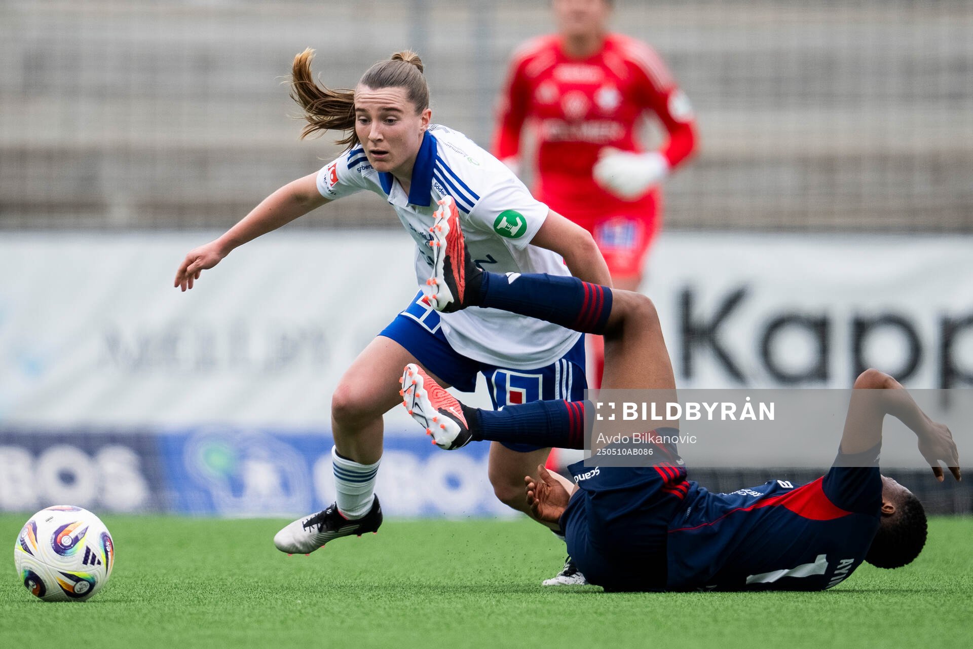Rosengårds Halimatu Ayinde och IFK Norrköpings Carrie Jones under fotbollsmatchen i Damallsvenskan mellan Rosengård och IFK Norrköping den 10 maj 2025 i Malmö.