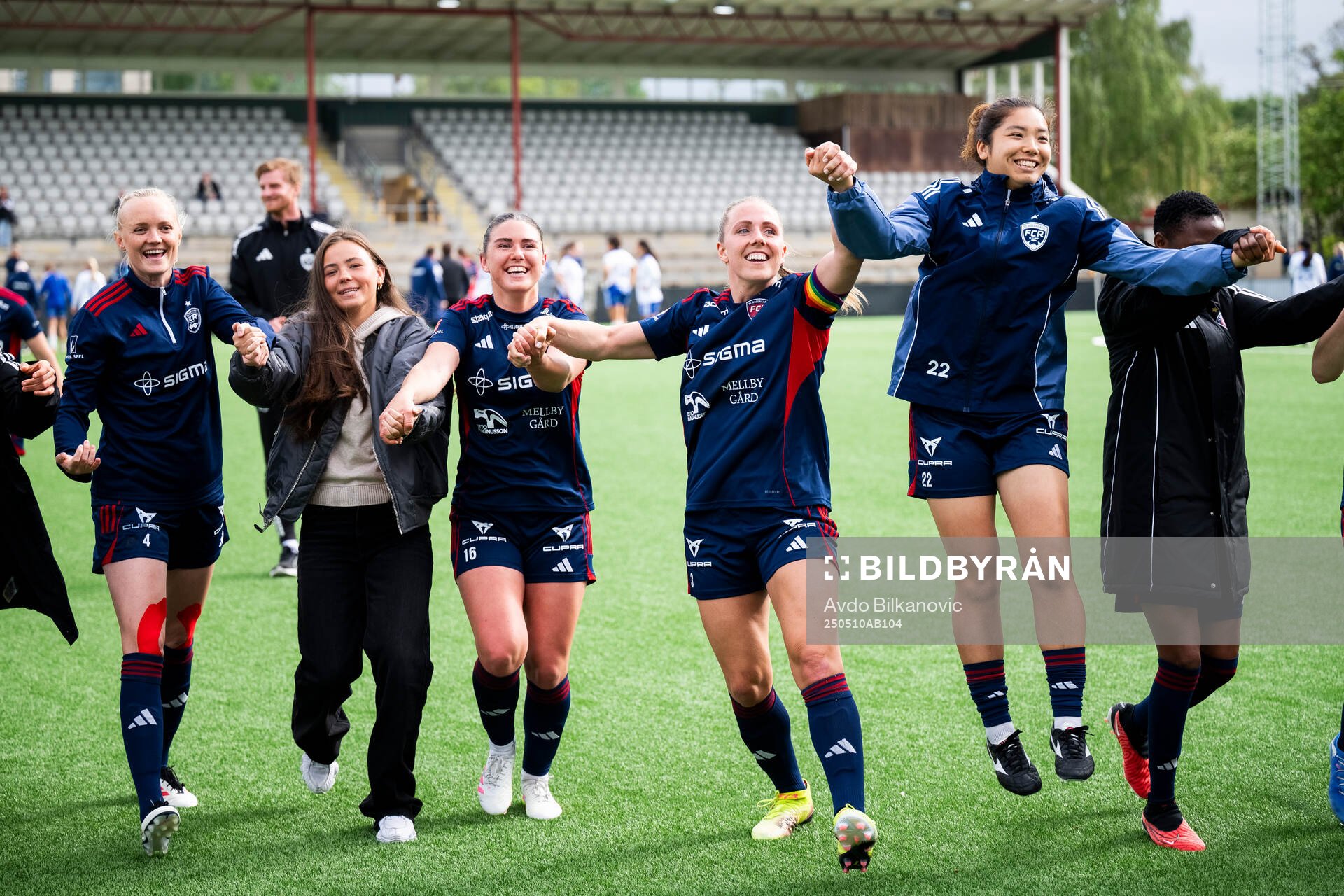 Rosengårds spelare jublar efter slutsignalen under fotbollsmatchen i Damallsvenskan mellan Rosengård och IFK Norrköping den 10 maj 2025 i Malmö.