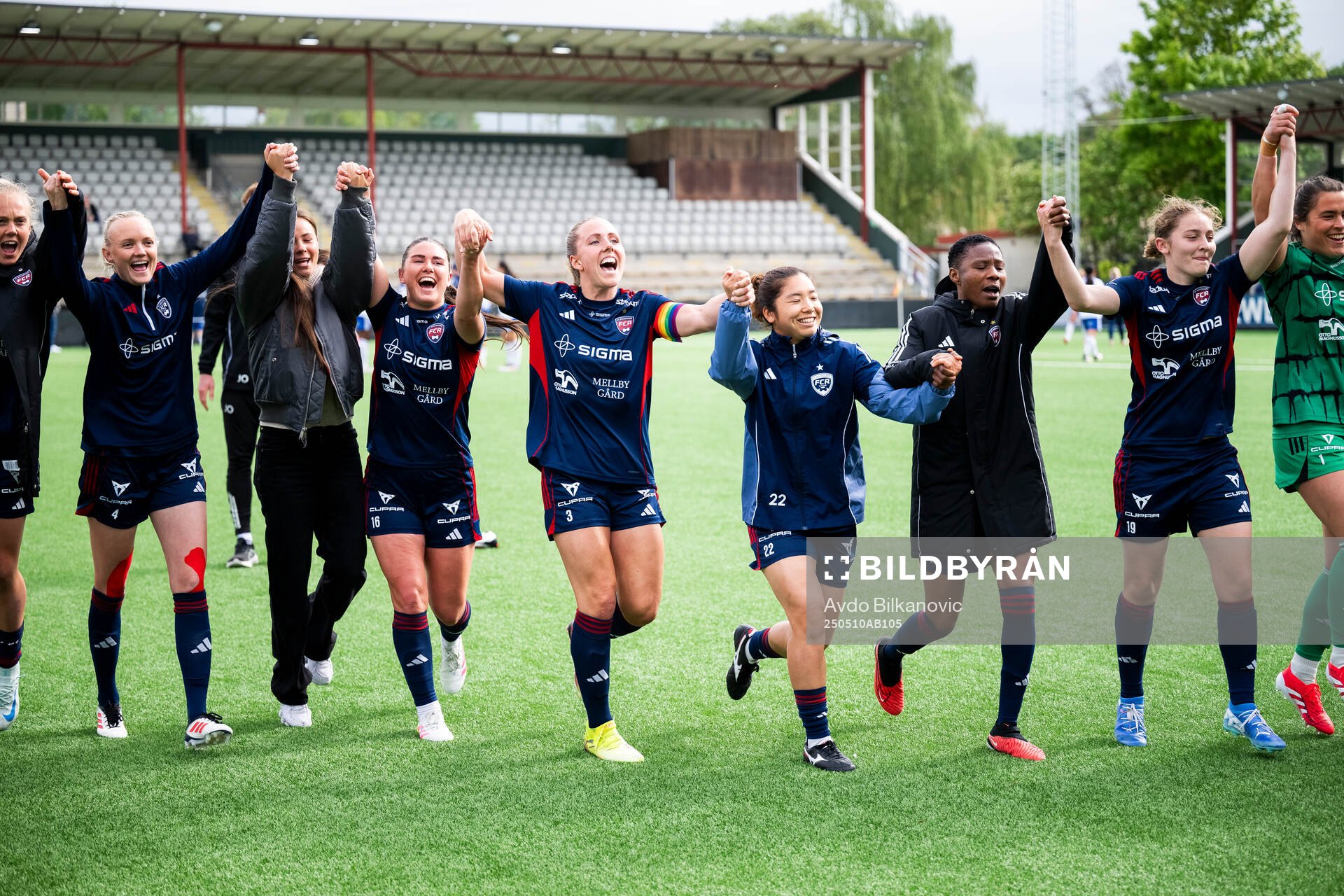 Rosengårds spelare jublar efter slutsignalen under fotbollsmatchen i Damallsvenskan mellan Rosengård och IFK Norrköping den 10 maj 2025 i Malmö.