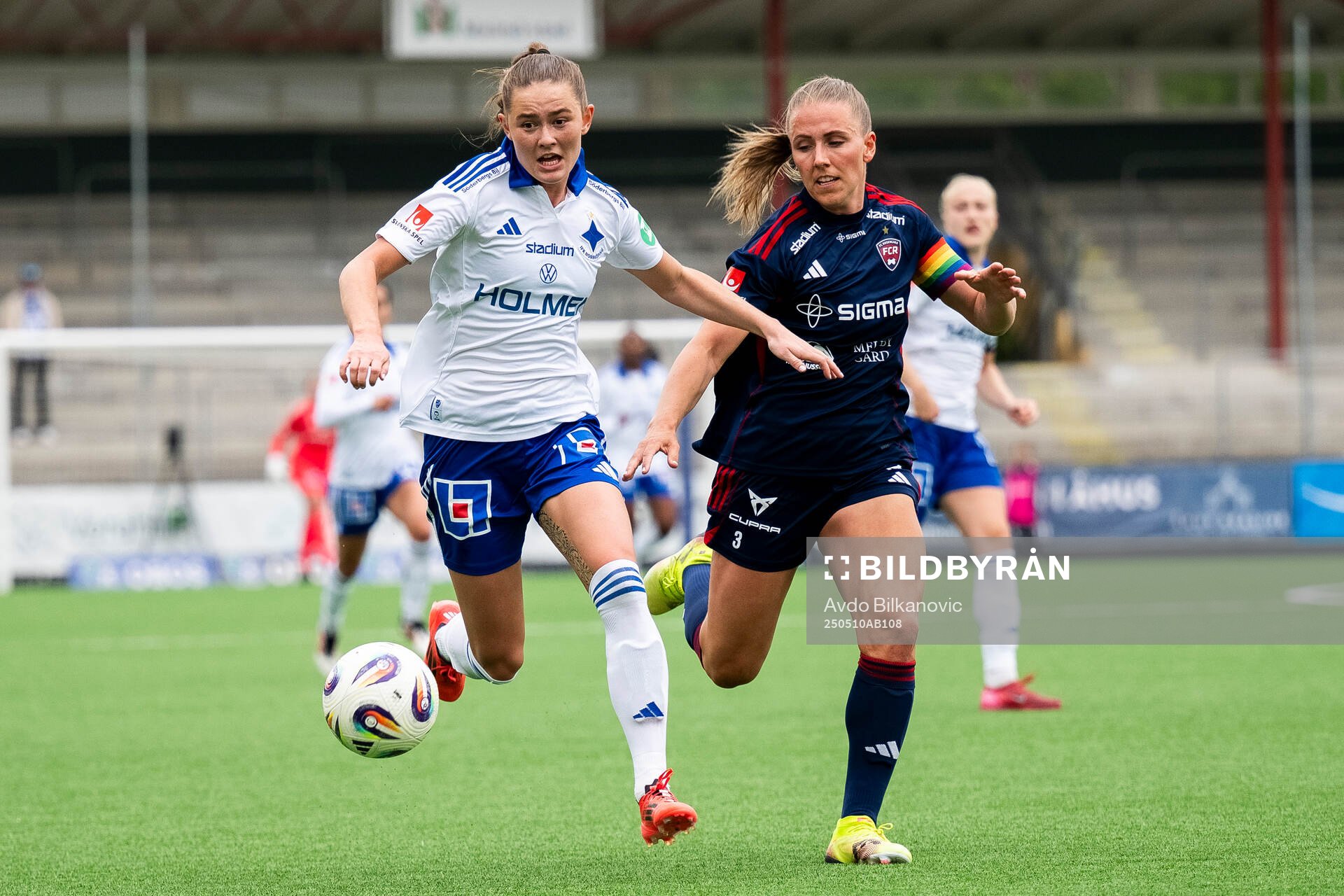Rosengårds Gudrun Arnardottir jagar IFK Norrköpings Svea Rehnberg under fotbollsmatchen i Damallsvenskan mellan Rosengård och IFK Norrköping den 10 maj 2025 i Malmö.
