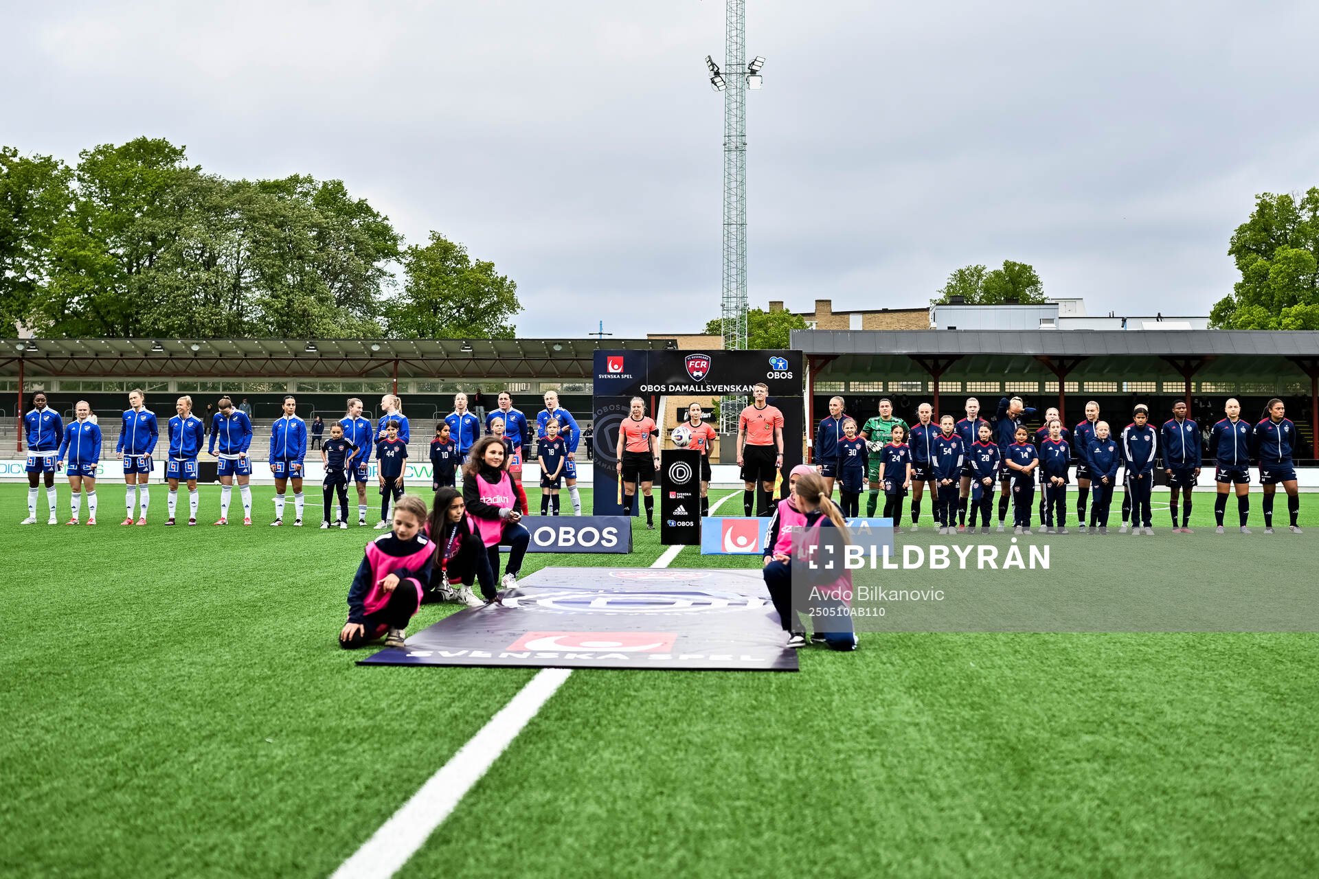 Rosengårds och IFK Norrköpings spelare inför fotbollsmatchen i Damallsvenskan mellan Rosengård och IFK Norrköping den 10 maj 2025 i Malmö.