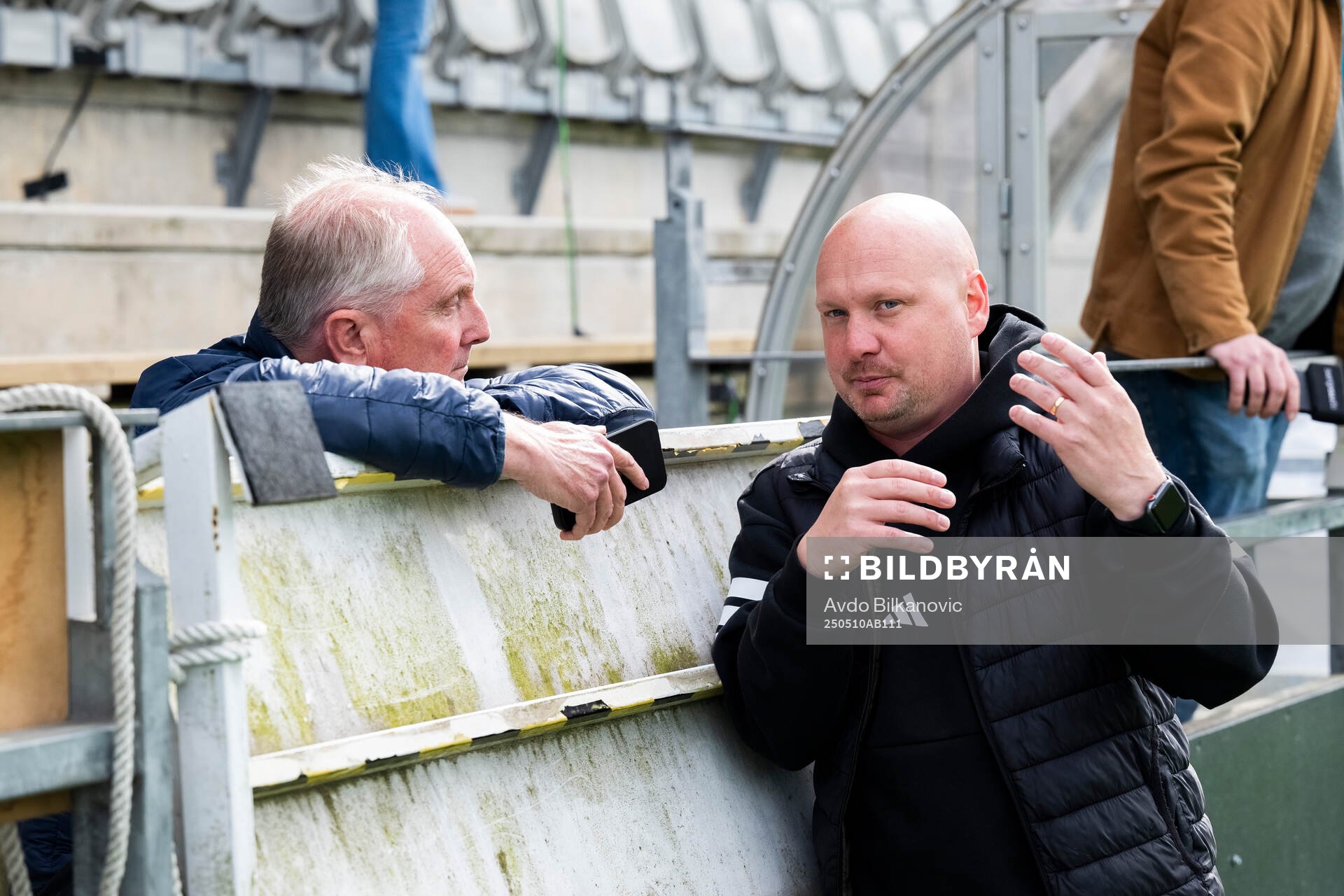Sydsvenskan reporter Max Wiman och Rosengårds huvudtränare Joel Kjetselberg under fotbollsmatchen i Damallsvenskan mellan Rosengård och IFK Norrköping den 10 maj 2025 i Malmö.