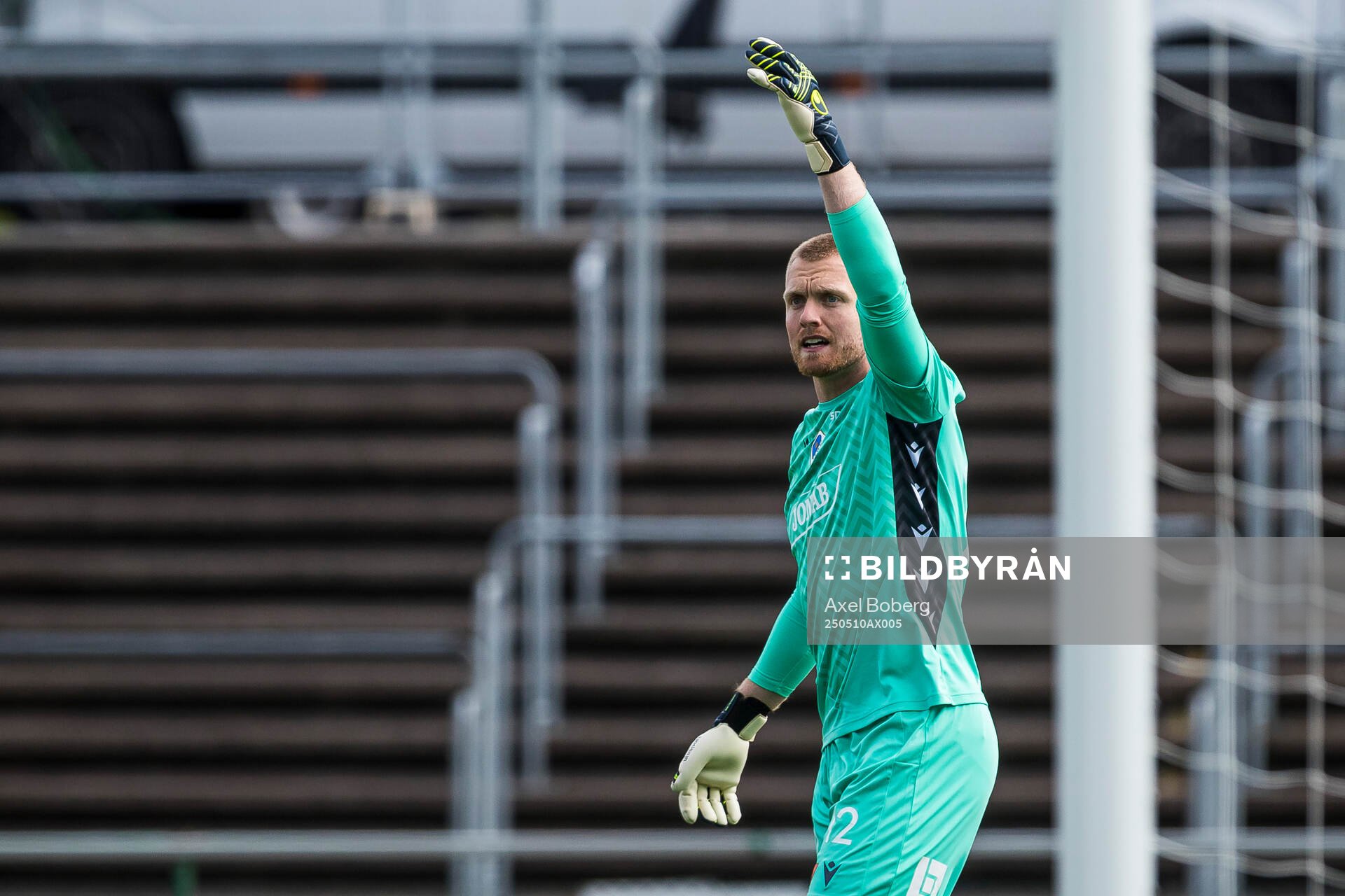 Halmstads målvakt Tim Erlandsson under fotbollsmatchen i Allsvenskan mellan Brommapojkarna och Halmstad den 10 maj 2025 i Stockholm. 