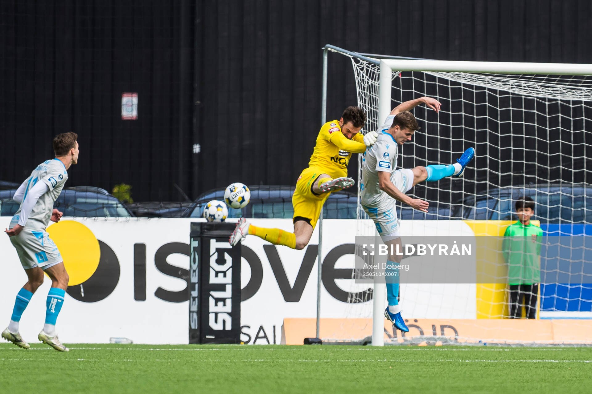 Brommapojkarnas målvakt Davor Blazevic och Halmstads Filip