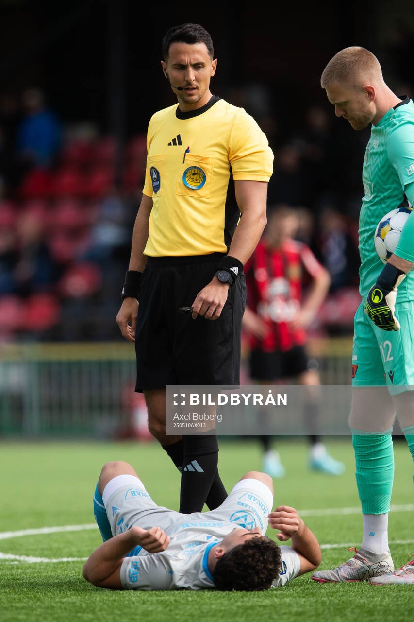 Halmstads Bleon Kurtulus har ont fotbollsmatchen i Allsvenskan mellan Brommapojkarna och Halmstad den 10 maj 2025 i Stockholm. 