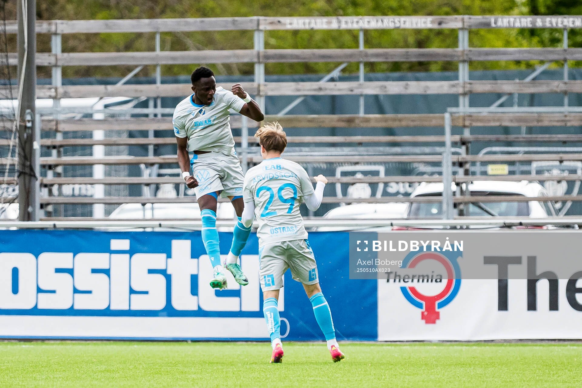 Halmstads Yannick Agnero jublar efter 0-1 under fotbollsmatchen i Allsvenskan mellan Brommapojkarna och Halmstad den 10 maj 2025 i Stockholm.