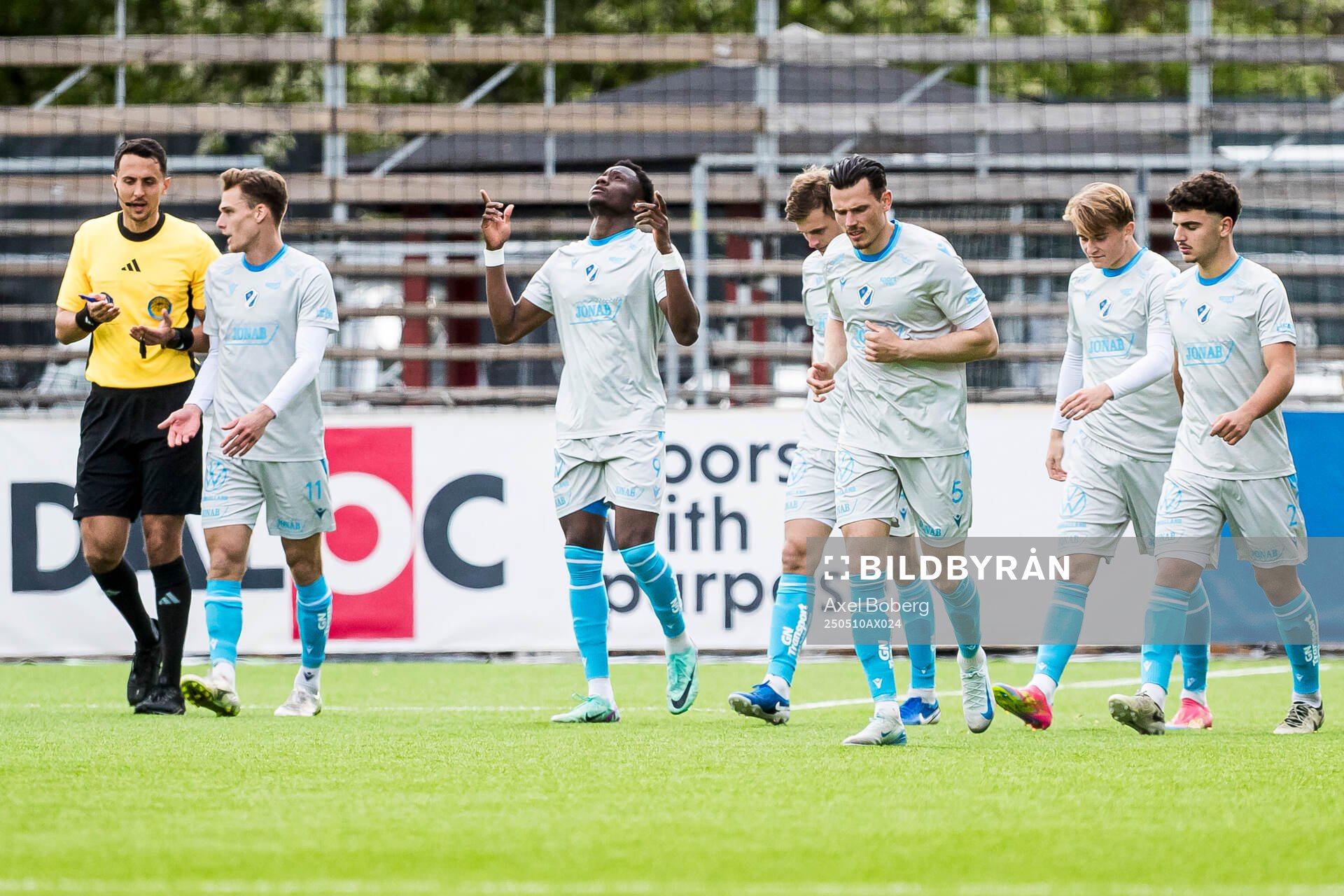 Halmstads Yannick Agnero jublar efter 0-1 under fotbollsmatchen i Allsvenskan mellan Brommapojkarna och Halmstad den 10 maj 2025 i Stockholm.
