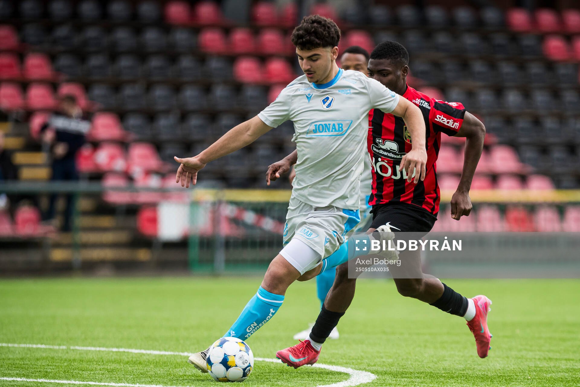 Halmstads Bleon Kurtulus under fotbollsmatchen i Allsvenskan mellan Brommapojkarna och Halmstad den 10 maj 2025 i Stockholm. 