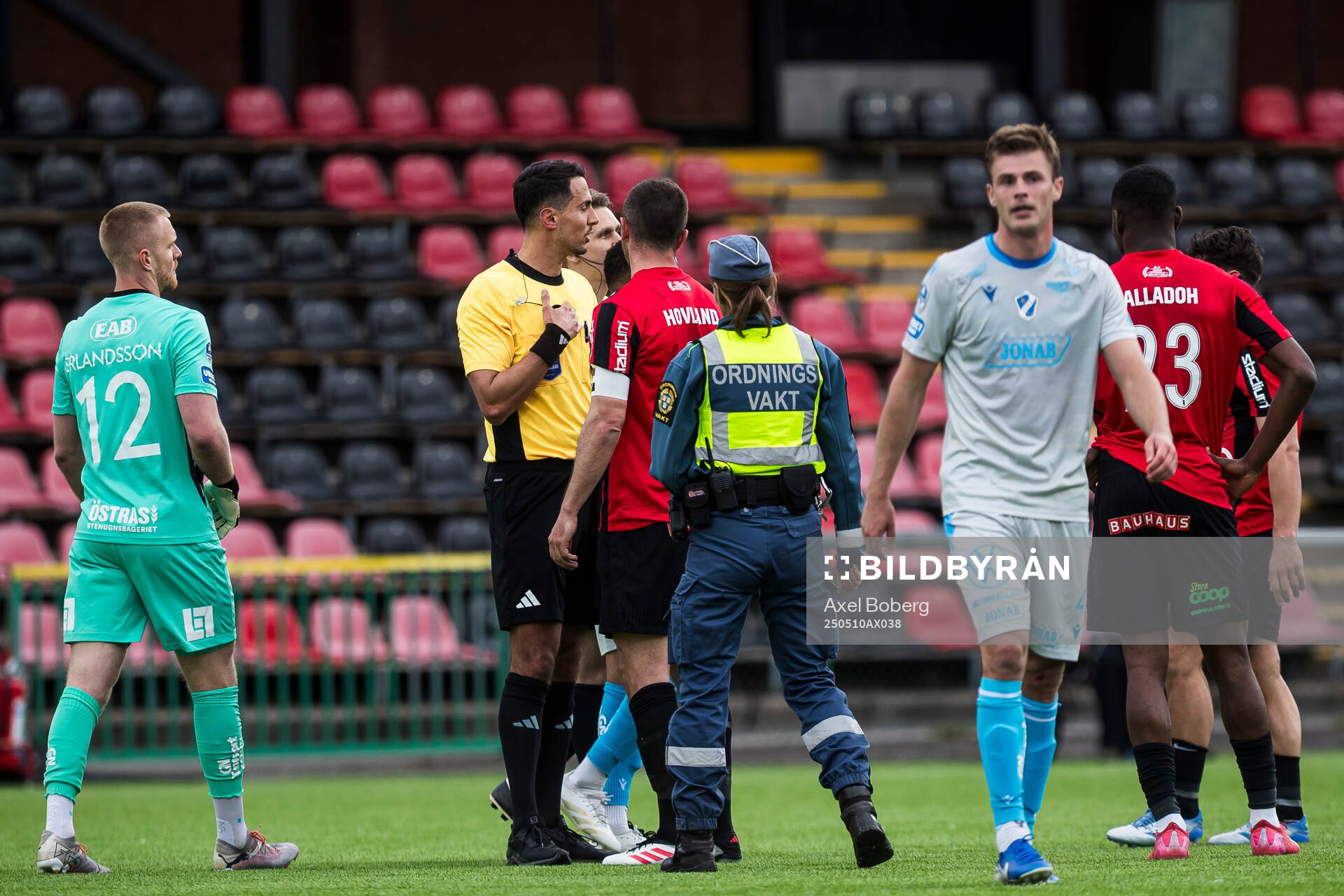 Brommapojkarnas Even Hovland diskuterar med Domare Adi Aganovic efter fotbollsmatchen i Allsvenskan mellan Brommapojkarna och Halmstad den 10 maj 2025 i Stockholm.