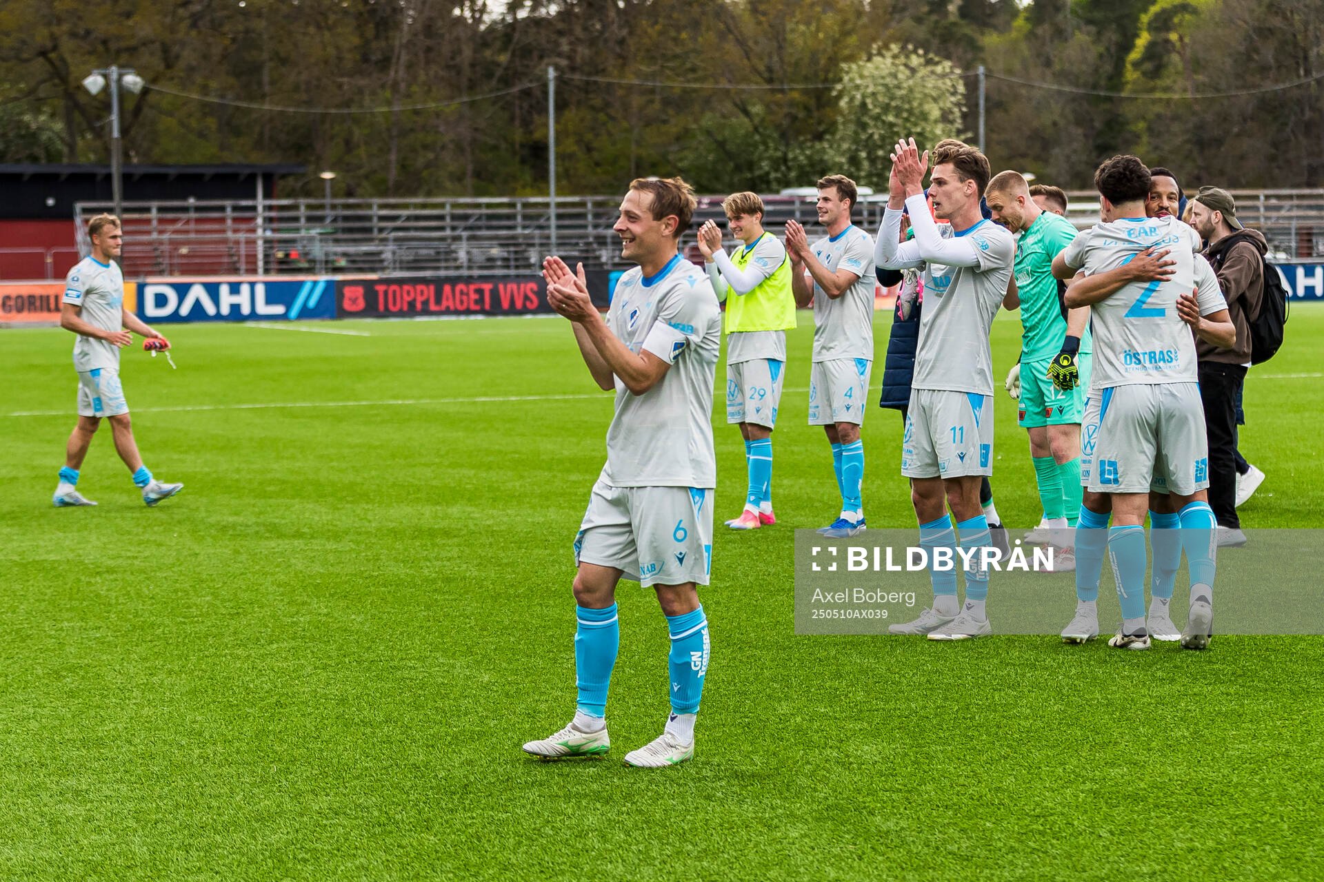 Halmstads Joel Allansson och Villiam Granath jublar efter fotbollsmatchen i Allsvenskan mellan Brommapojkarna och Halmstad den 10 maj 2025 i Stockholm.
