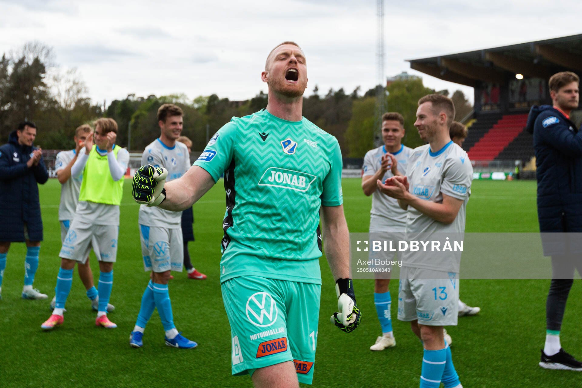 Halmstads målvakt Tim Erlandsson jublar efter fotbollsmatchen i Allsvenskan mellan Brommapojkarna och Halmstad den 10 maj 2025 i Stockholm.