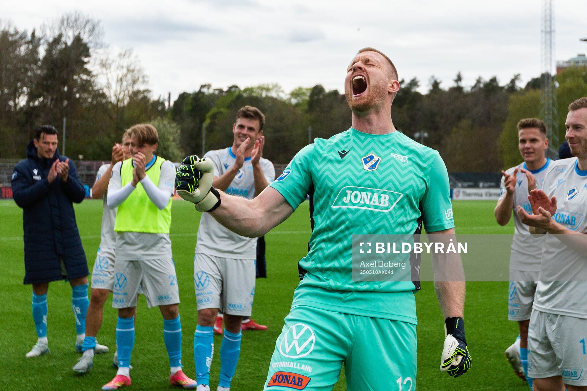 Halmstads målvakt Tim Erlandsson jublar efter fotbollsmatchen i Allsvenskan mellan Brommapojkarna och Halmstad den 10 maj 2025 i Stockholm.