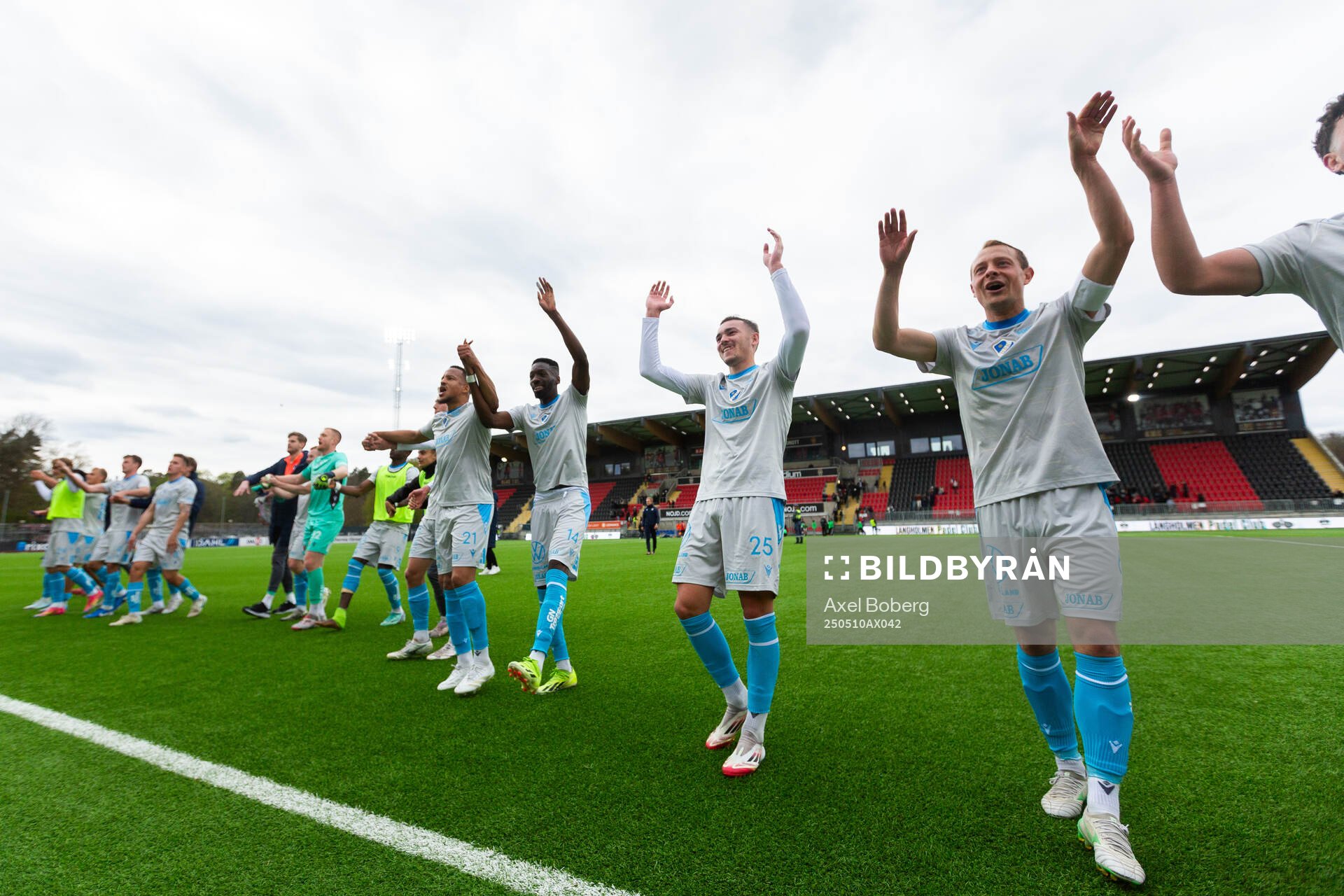 Halmstads Marcus Olsson, Blair Sebastian Turgott och Aleksander Damnjanovic Nilsson jublar efter fotbollsmatchen i Allsvenskan mellan Brommapojkarna och Halmstad den 10 maj 2025 i Stockholm.