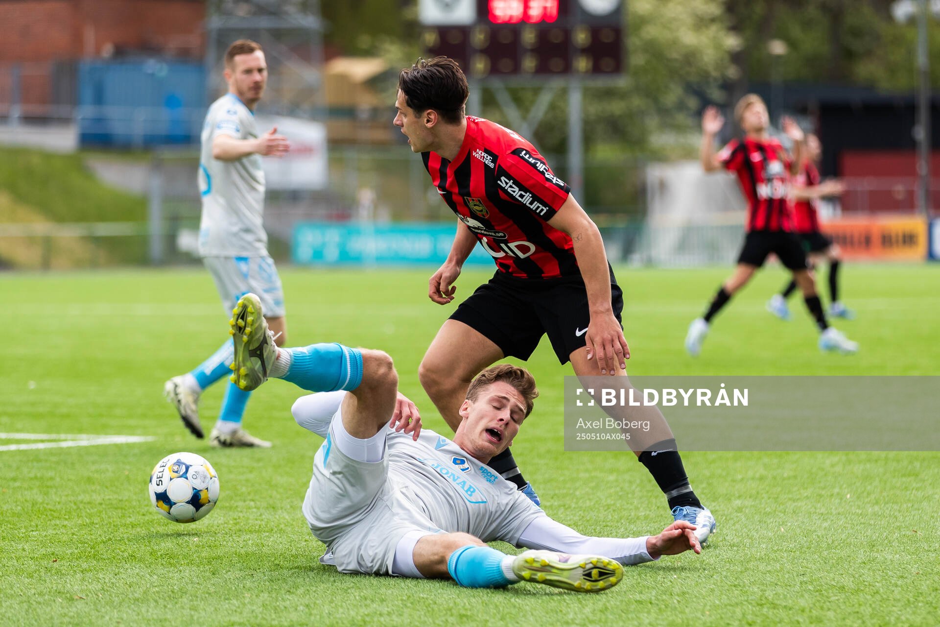 Brommapojkarnas Eric Björkander och Halmstads Villiam Granath under fotbollsmatchen i Allsvenskan mellan Brommapojkarna och Halmstad den 10 maj 2025 i Stockholm.