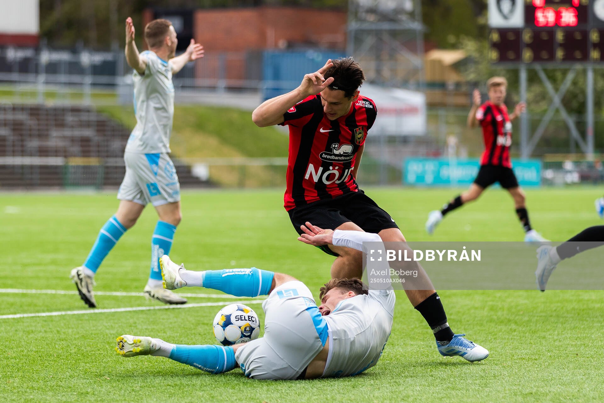 Brommapojkarnas Eric Björkander och Halmstads Villiam Granath under fotbollsmatchen i Allsvenskan mellan Brommapojkarna och Halmstad den 10 maj 2025 i Stockholm.