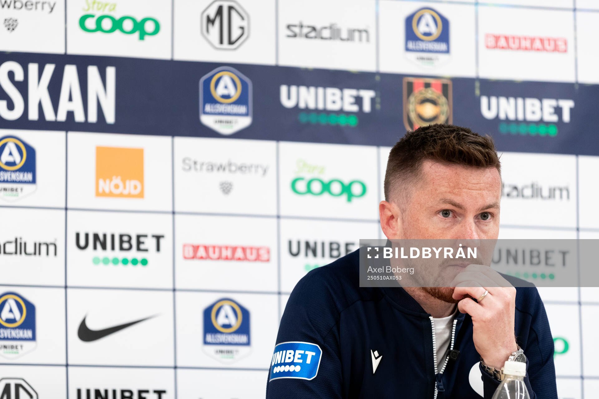 Halmstads huvudtränare Johan Lindholm under presskonferensen efter fotbollsmatchen i Allsvenskan mellan Brommapojkarna och Halmstad den 10 maj 2025 i Stockholm.