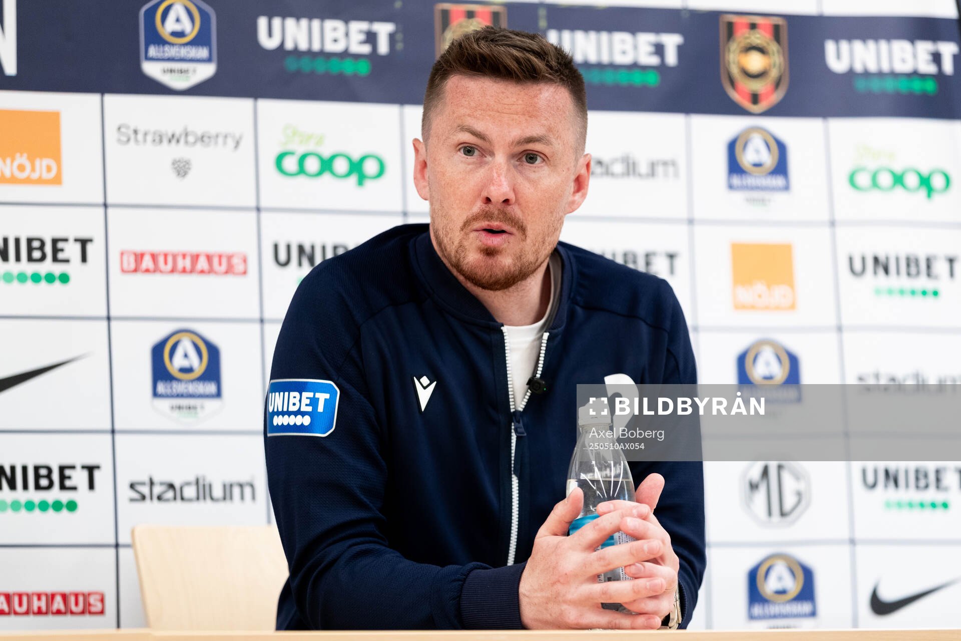 Halmstads huvudtränare Johan Lindholm under presskonferensen efter fotbollsmatchen i Allsvenskan mellan Brommapojkarna och Halmstad den 10 maj 2025 i Stockholm.