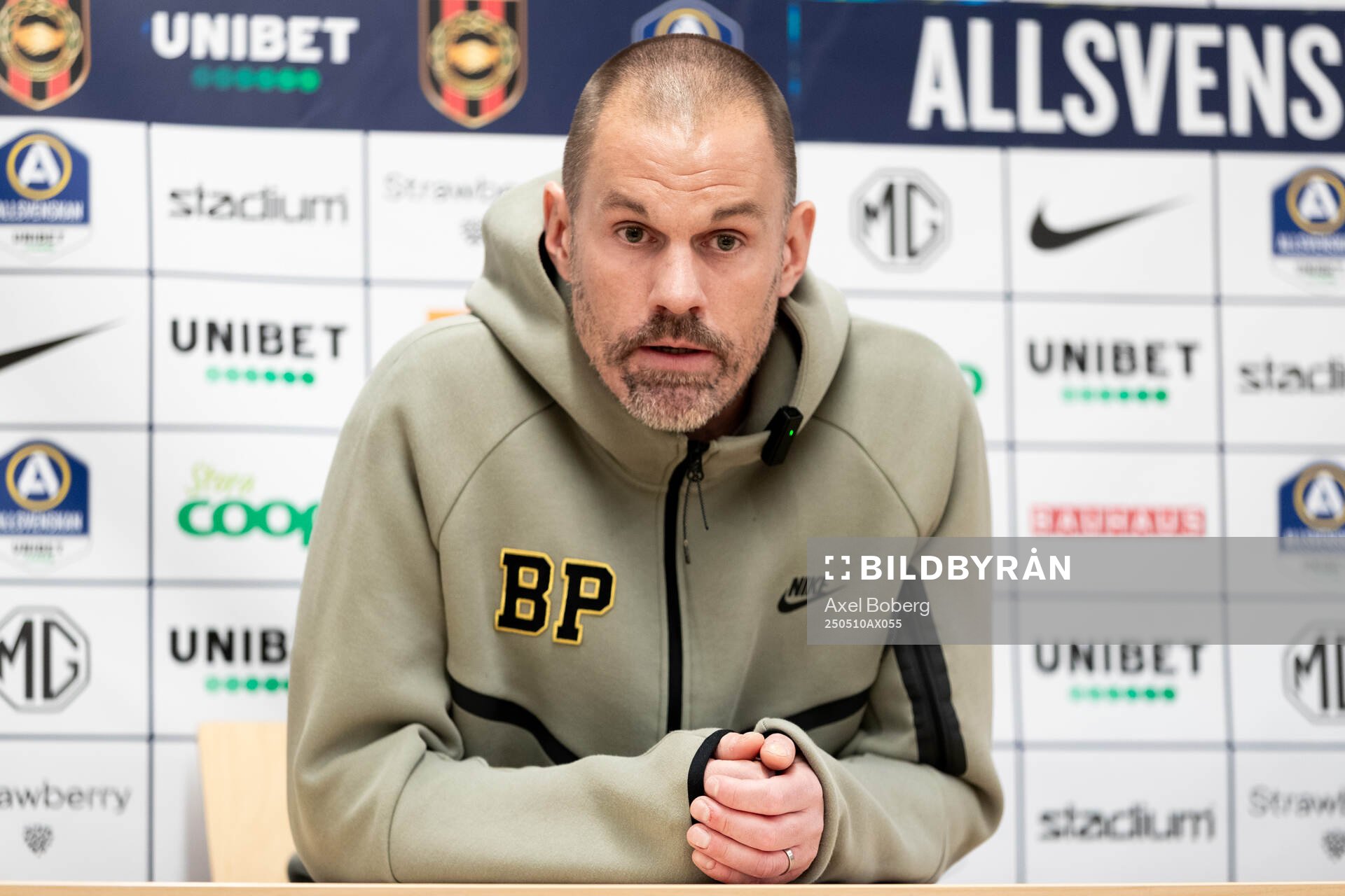 Brommapojkarnas tränare Roger Sandberg under presskonferensen efter fotbollsmatchen i Allsvenskan mellan Brommapojkarna och Halmstad den 10 maj 2025 i Stockholm.