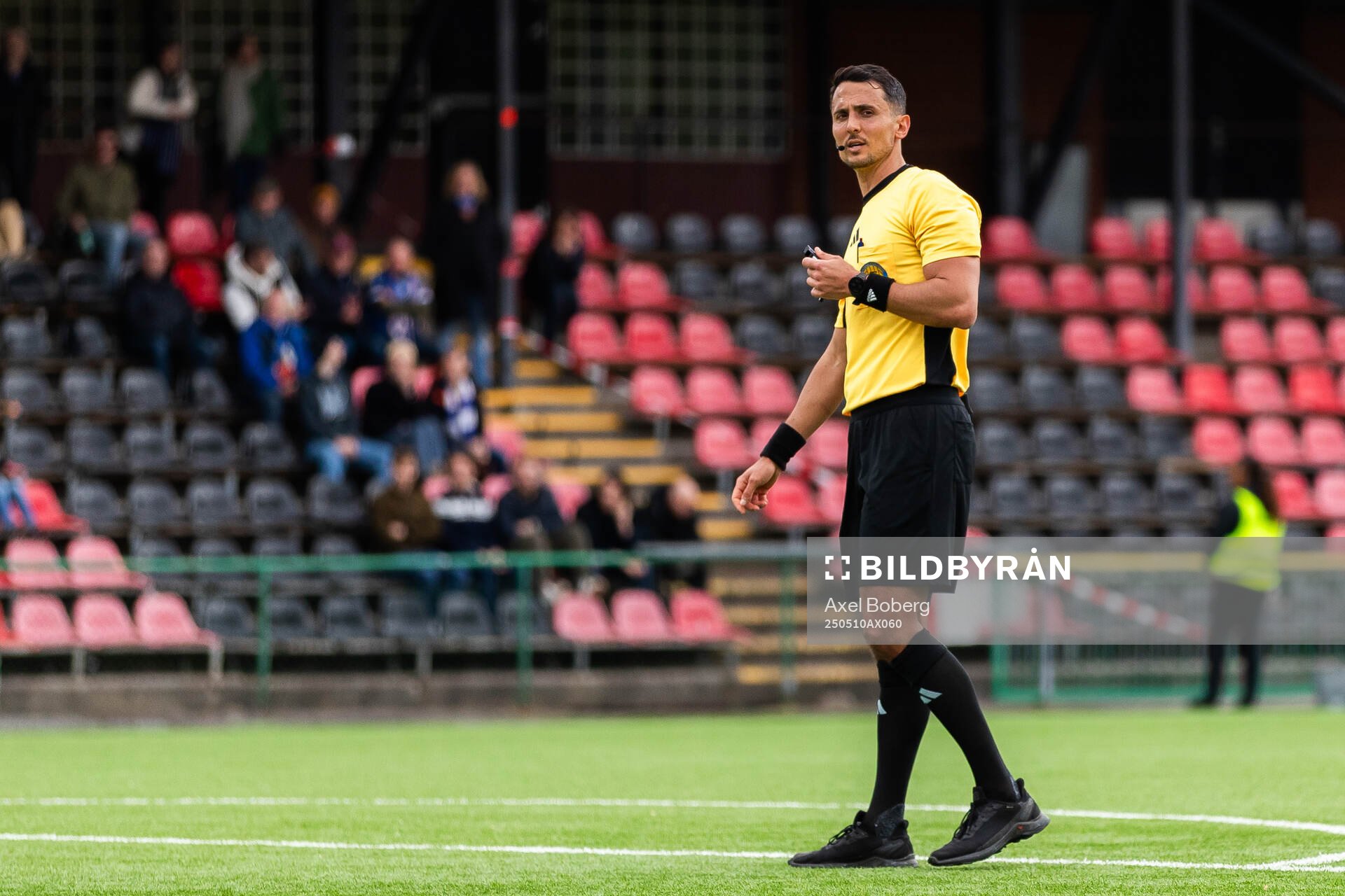Domare Adi Aganovic under fotbollsmatchen i Allsvenskan mellan Brommapojkarna och Halmstad den 10 maj 2025 i Stockholm. 