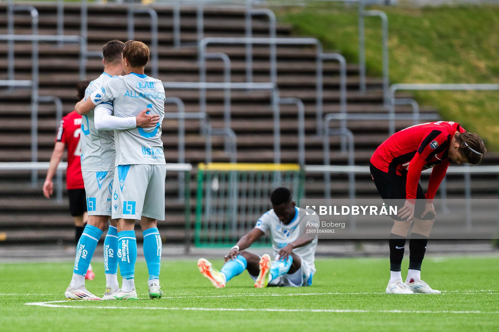 Halmstads Aleksander Damnjanovic Nilsson och Joel Allansson jublar efter fotbollsmatchen i Allsvenskan mellan Brommapojkarna och Halmstad den 10 maj 2025 i Stockholm.