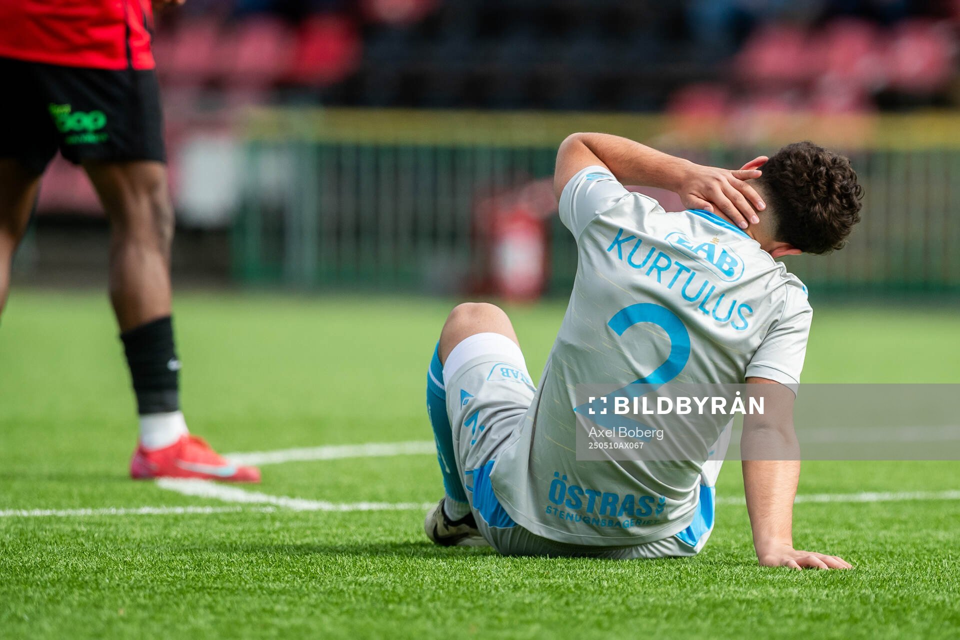 Halmstads Bleon Kurtulus har ont under fotbollsmatchen i Allsvenskan mellan Brommapojkarna och Halmstad den 10 maj 2025 i Stockholm. 