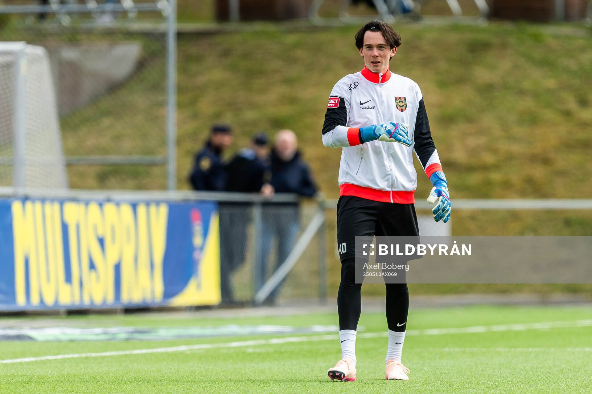 Brommapojkarnas målvakt Leo Cavallius inför fotbollsmatchen i Allsvenskan mellan Brommapojkarna och Halmstad den 10 maj 2025 i Stockholm.