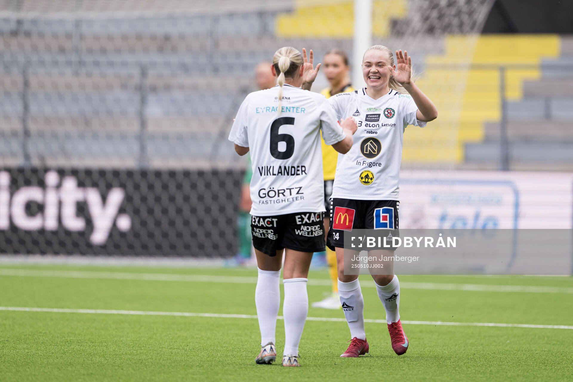 Örebro SKs Selma Rajakangas och Molly Wiklander jublar efter 0-1 under fotbollsmatchen i Elitettan mellan Elfsborg och Örebro SK den 10 maj 2025 i Borås.