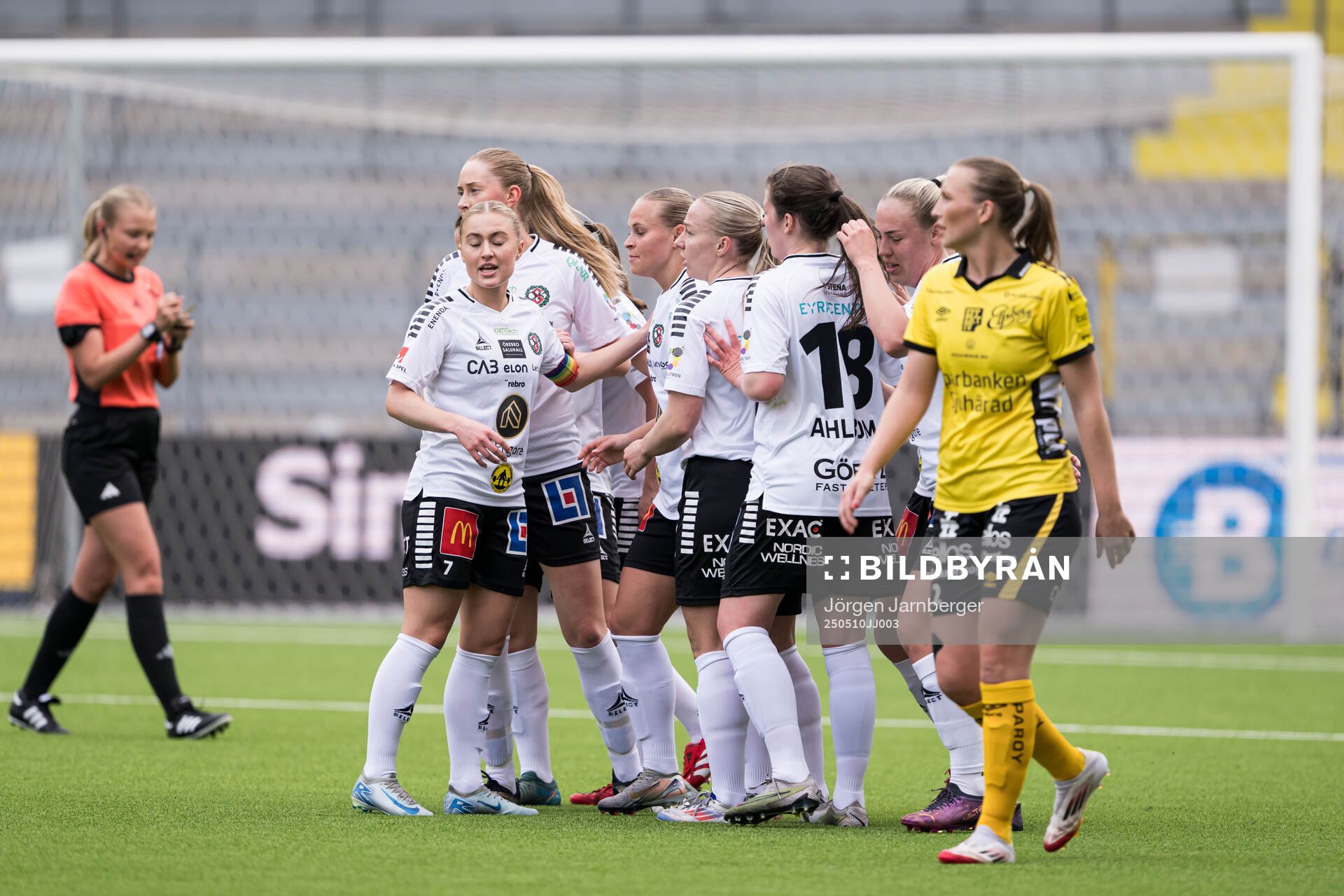 Örebro SKs Molly Wiklander jublar efter 0-1 under fotbollsmatchen i Elitettan mellan Elfsborg och Örebro SK den 10 maj 2025 i Borås. 