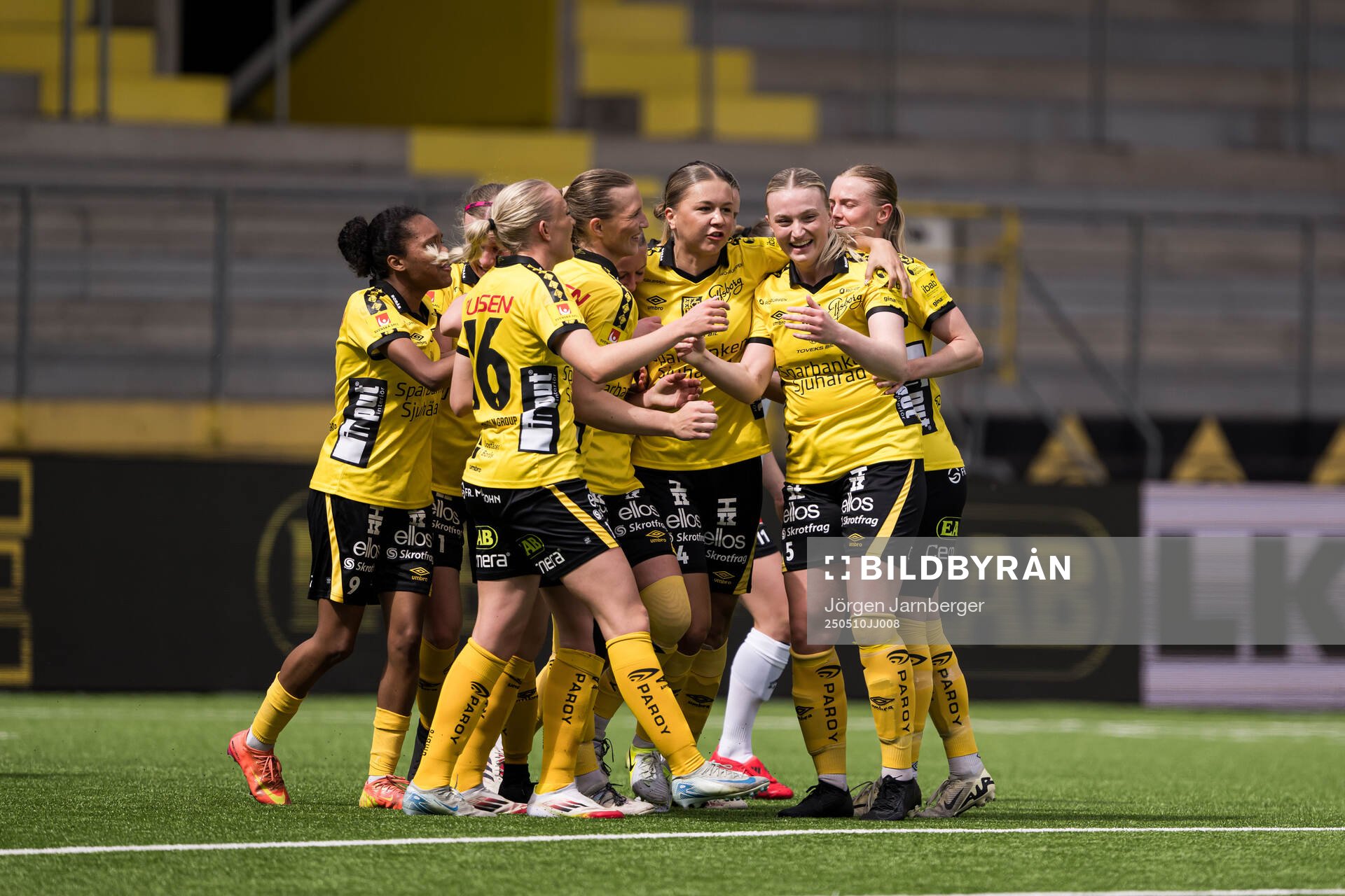 Elfsborgs Frida Elofsson jublar efter 1-1 under fotbollsmatchen i Elitettan mellan Elfsborg och Örebro SK den 10 maj 2025 i Borås. 