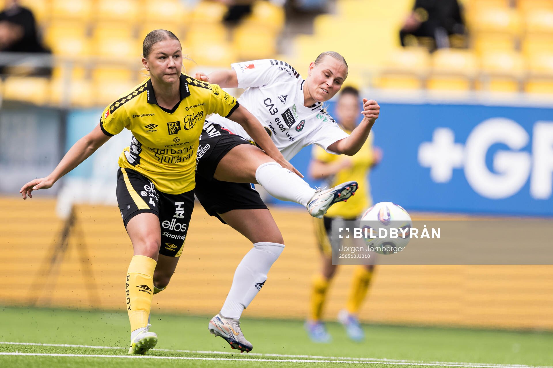 Elfsborgs Alice Broman och Örebro SKs Molly Wiklander under fotbollsmatchen i Elitettan mellan Elfsborg och Örebro SK den 10 maj 2025 i Borås.
