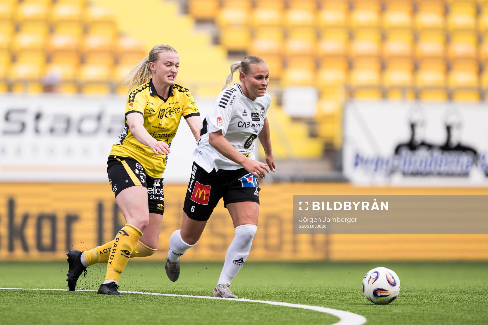 Elfsborgs Frida Elofsson och Örebro SKs Molly Wiklander under fotbollsmatchen i Elitettan mellan Elfsborg och Örebro SK den 10 maj 2025 i Borås.