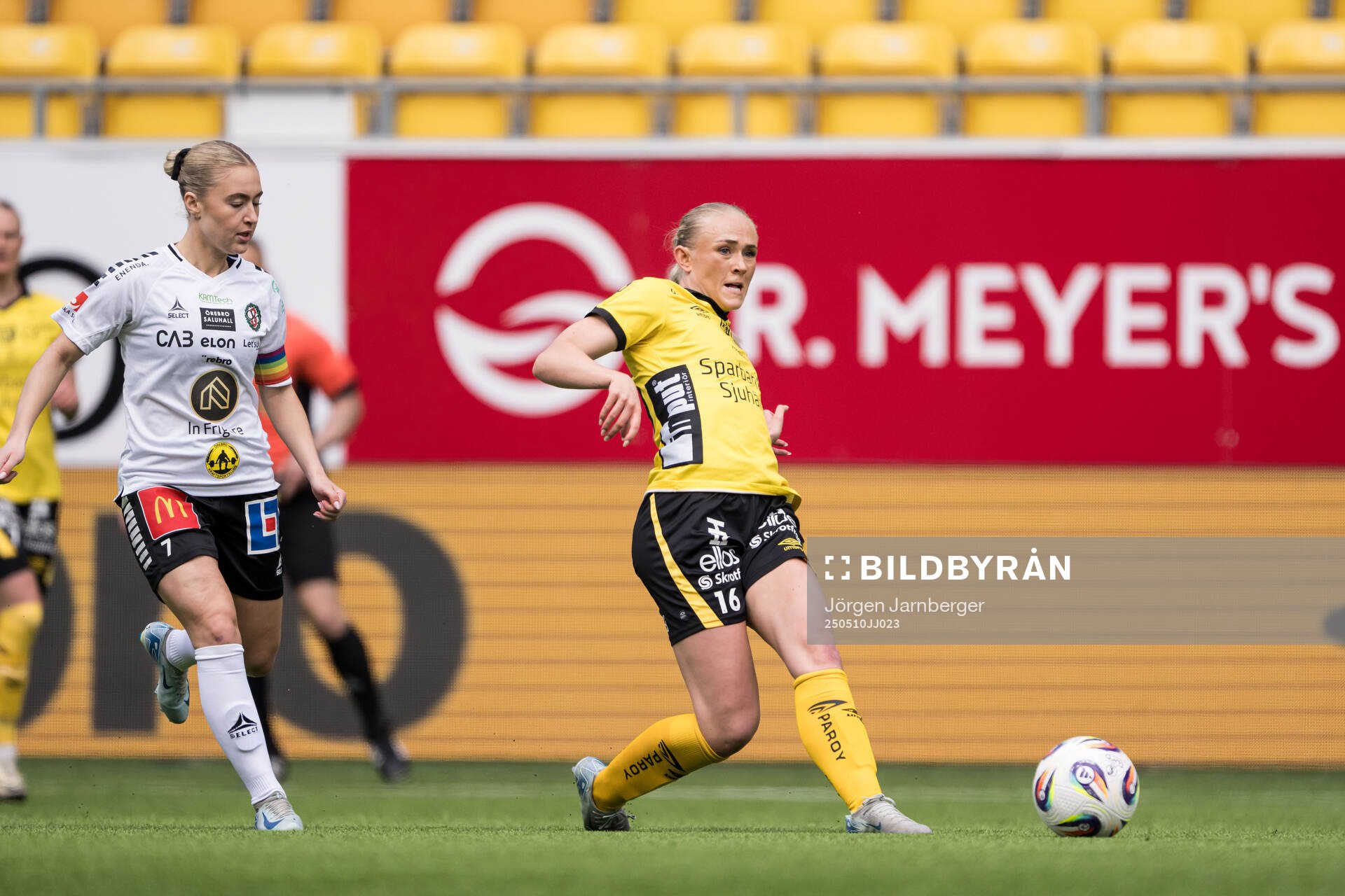 Örebro SKs Nora Törngren och Elfsborgs Emilia Bengtsson under fotbollsmatchen i Elitettan mellan Elfsborg och Örebro SK den 10 maj 2025 i Borås.