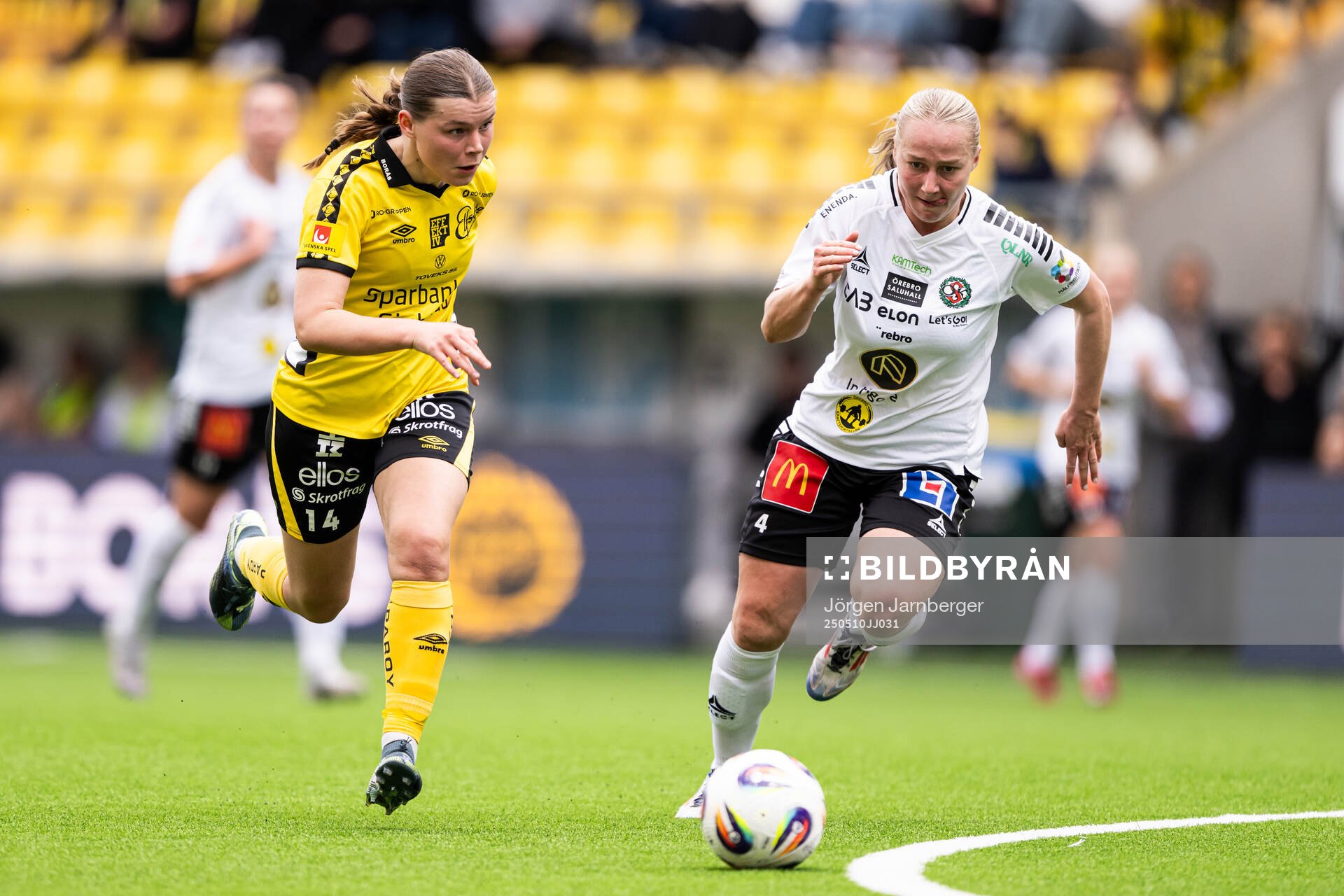 Elfsborgs Elin Flakberg och Örebro SKs Alva Hed under fotbollsmatchen i Elitettan mellan Elfsborg och Örebro SK den 10 maj 2025 i Borås.