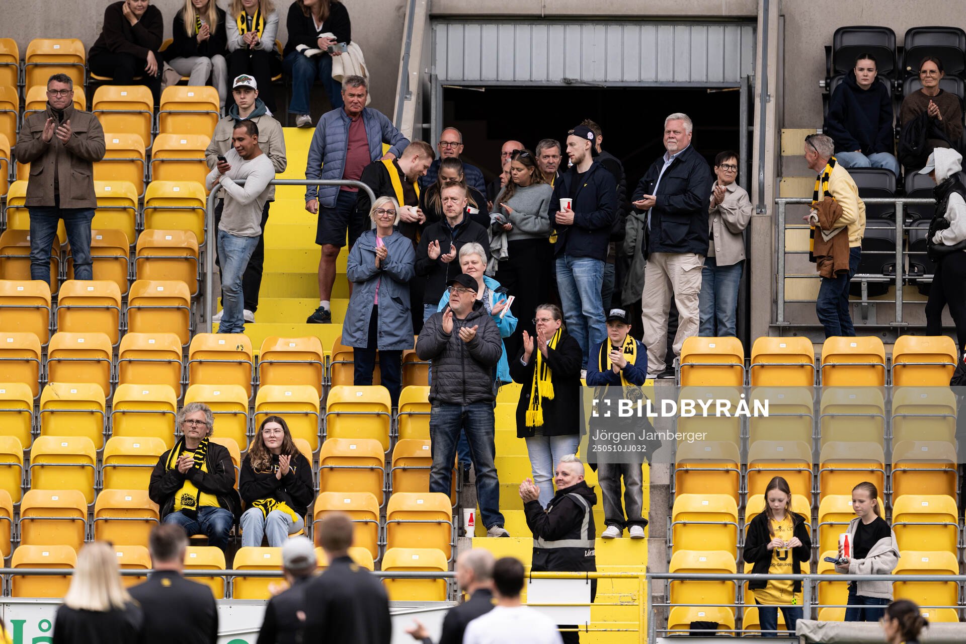 Publiken jublar efter fotbollsmatchen i Elitettan mellan Elfsborg och Örebro SK den 10 maj 2025 i Borås. 