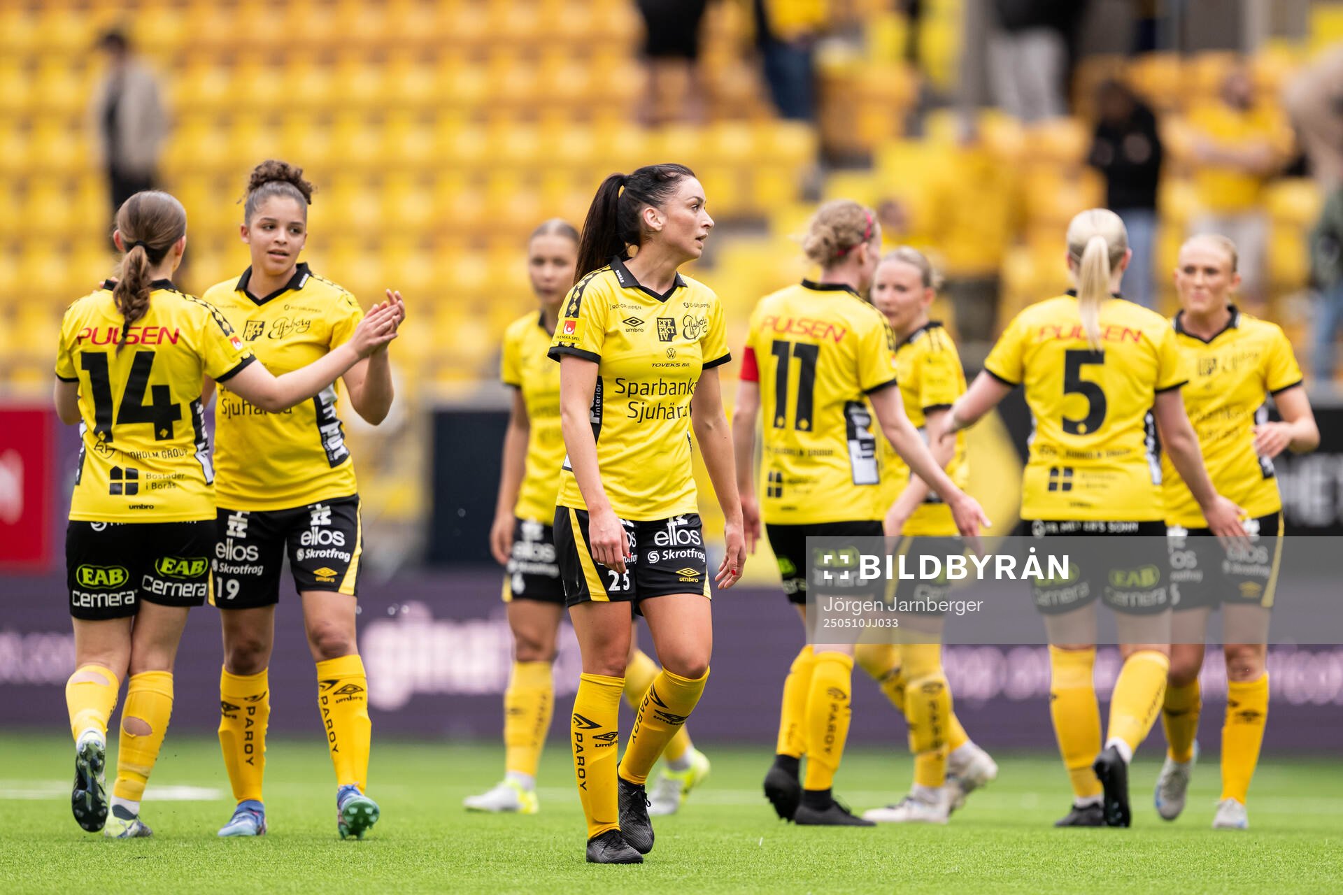 Elfsborgs Izabella Bergström jublar efter fotbollsmatchen i Elitettan mellan Elfsborg och Örebro SK den 10 maj 2025 i Borås. 
