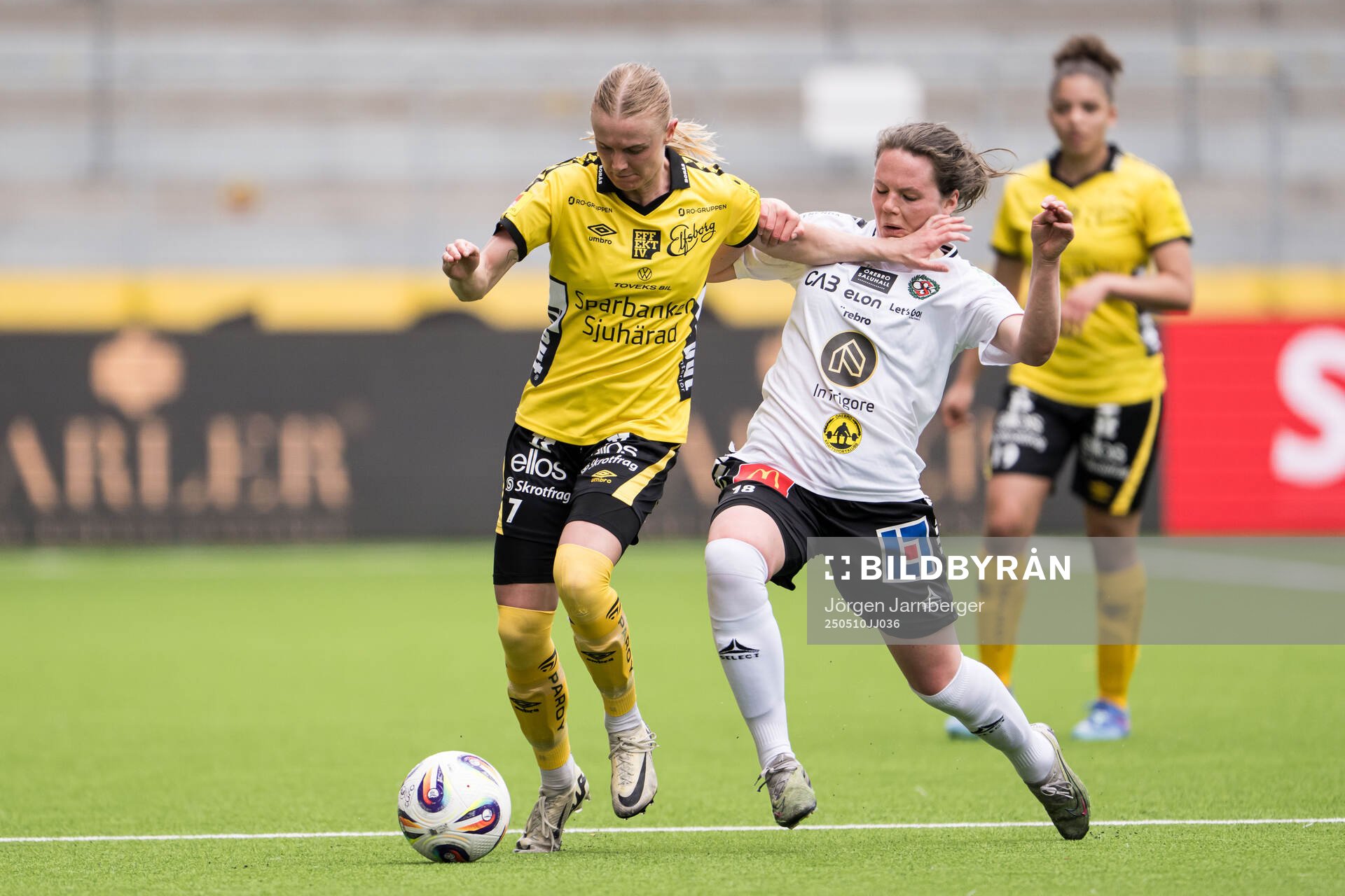 Elfsborgs Hanna Jiozon och Örebro SKs Ida Ahlbom under fotbollsmatchen i Elitettan mellan Elfsborg och Örebro SK den 10 maj 2025 i Borås. 