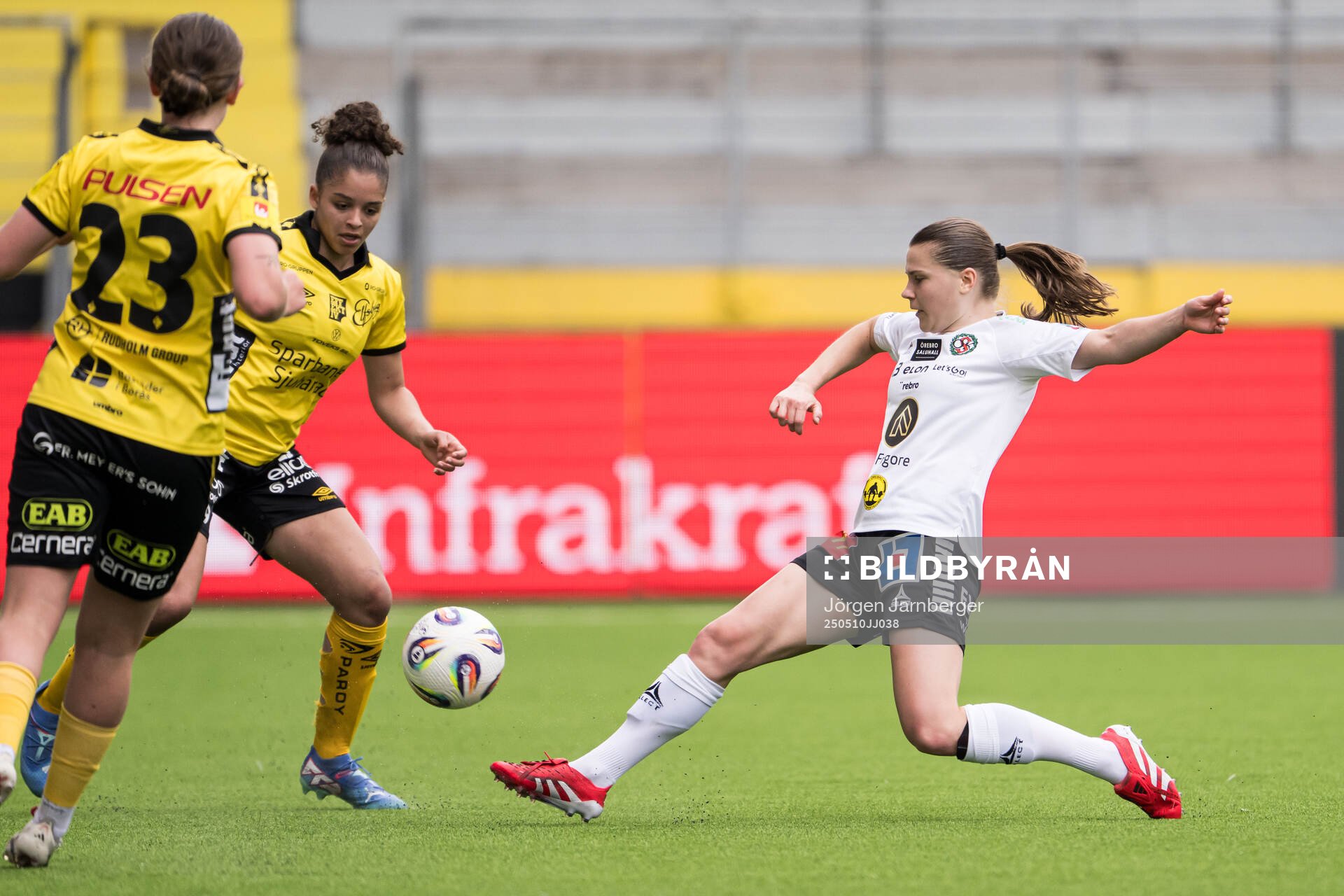 Elfsborgs Jennifer Brinck och Örebro SKs Cornelia Karlsson