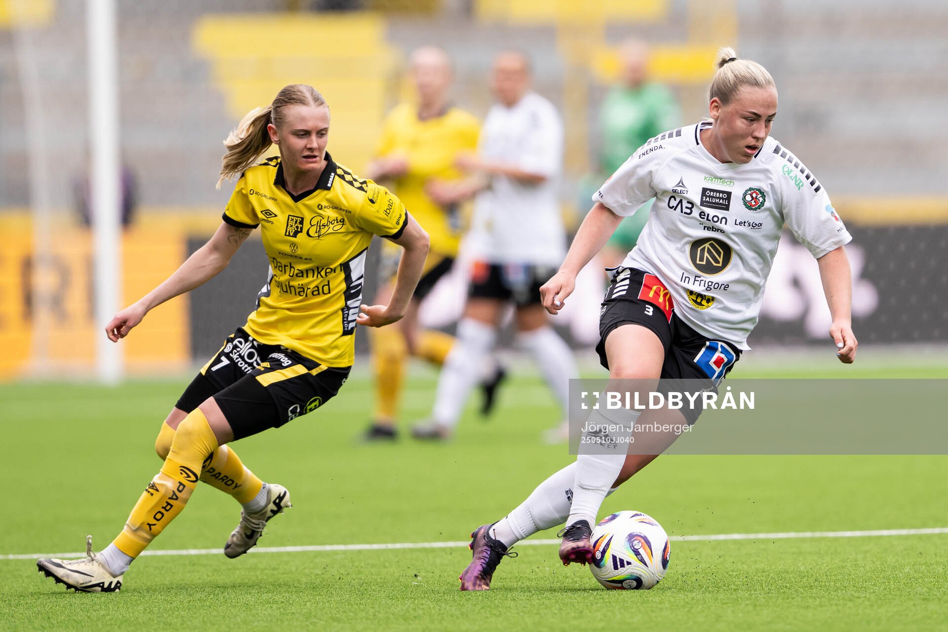 Elfsborgs Hanna Jiozon och Örebro SKs Ebba Cabander under fotbollsmatchen i Elitettan mellan Elfsborg och Örebro SK den 10 maj 2025 i Borås.