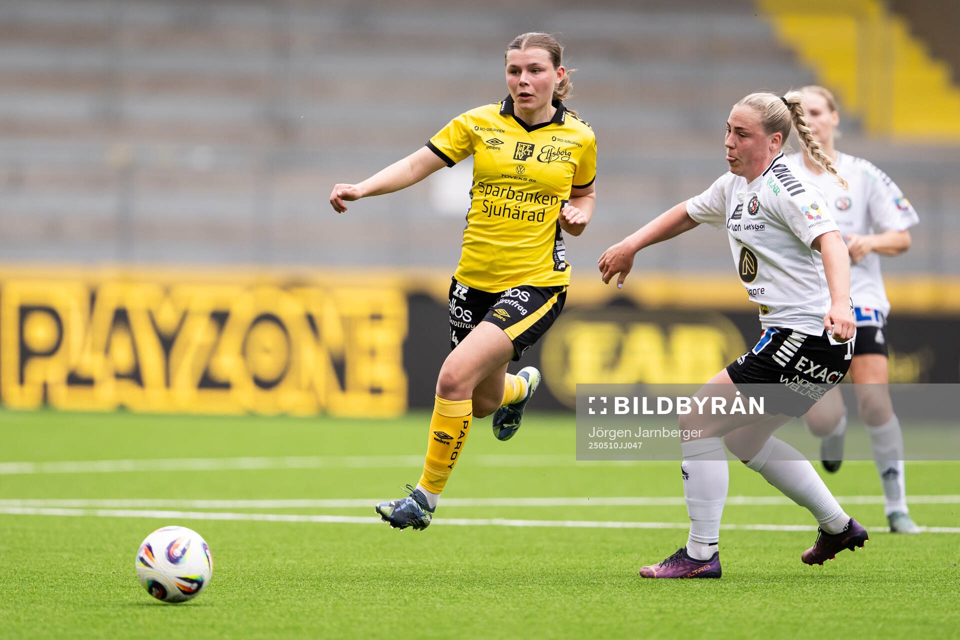 Elfsborgs Elin Flakberg och Örebro SKs Ebba Cabander under fotbollsmatchen i Elitettan mellan Elfsborg och Örebro SK den 10 maj 2025 i Borås.