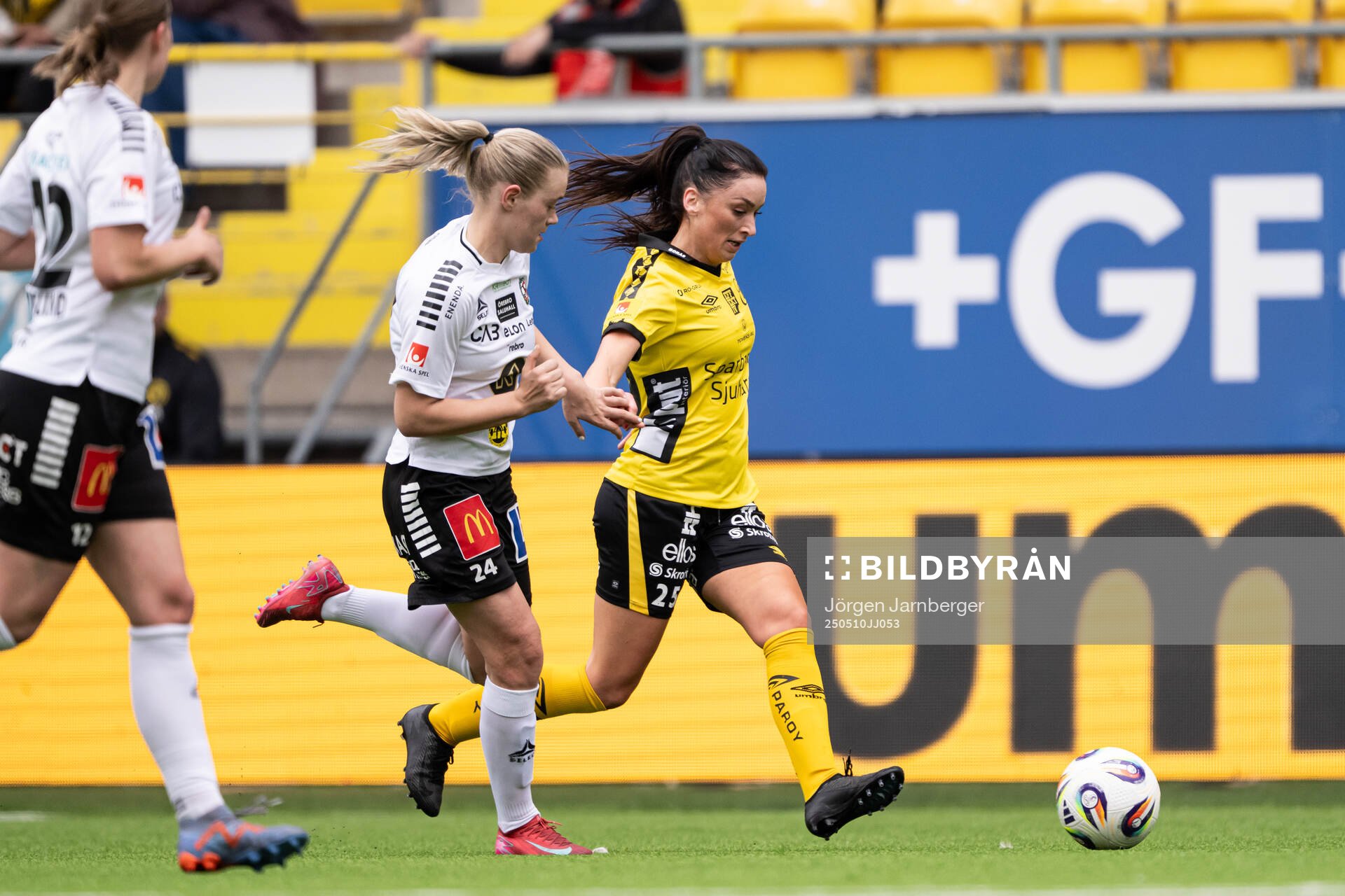 Örebro SKs Selma Rajakangas och Elfsborgs Izabella Bergström under fotbollsmatchen i Elitettan mellan Elfsborg och Örebro SK den 10 maj 2025 i Borås.