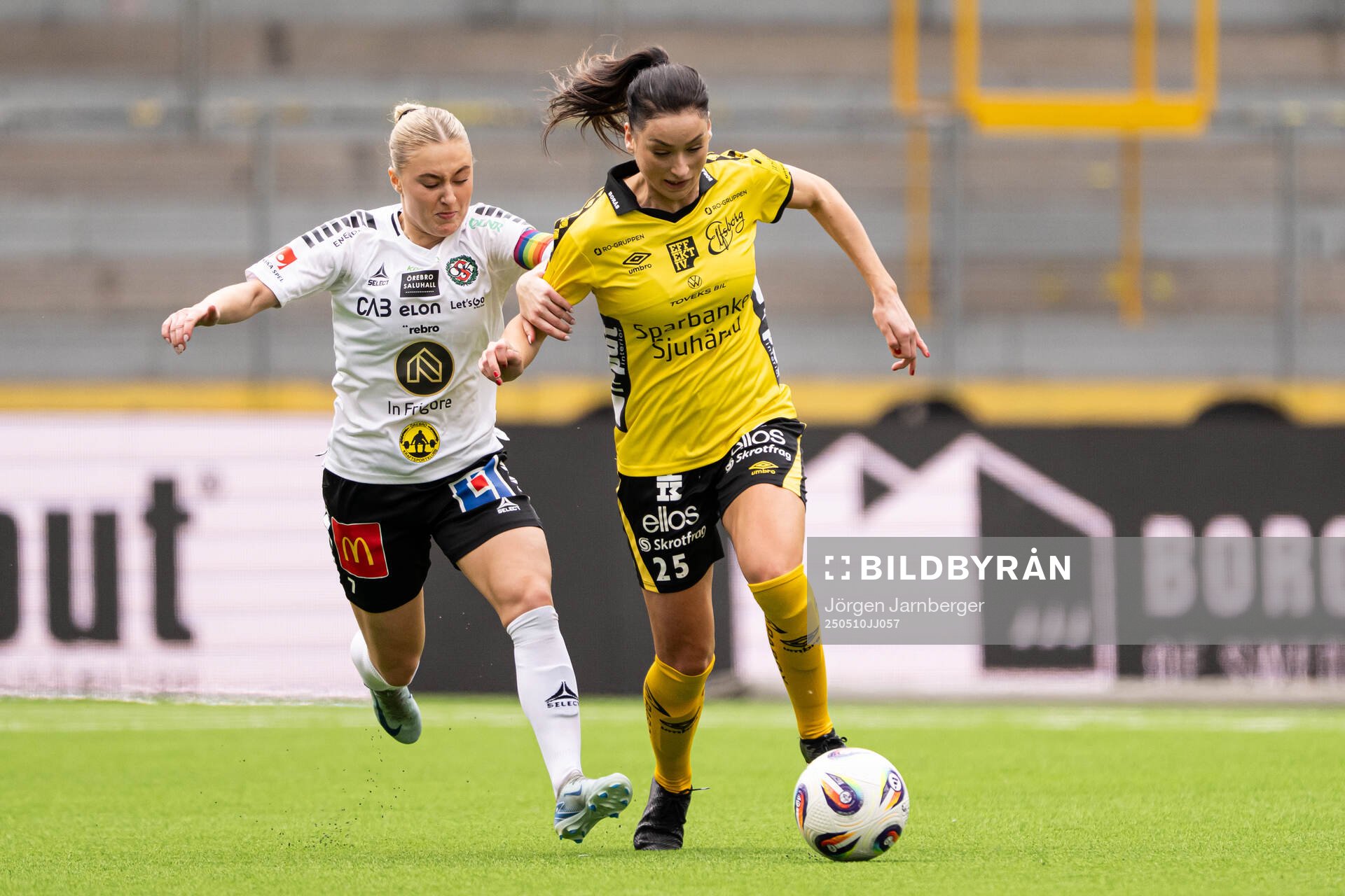 Örebro SKs Nora Törngren och Elfsborgs Izabella Bergström under fotbollsmatchen i Elitettan mellan Elfsborg och Örebro SK den 10 maj 2025 i Borås.