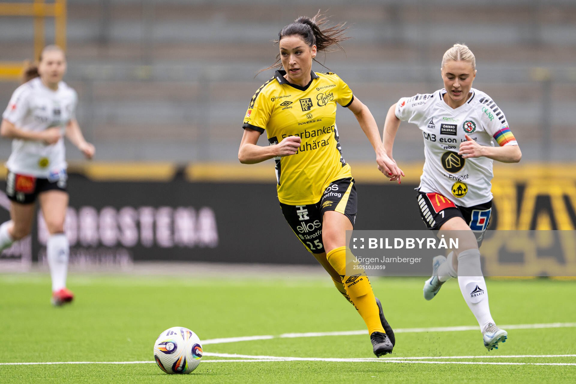 Elfsborgs Izabella Bergström och Örebro SKs Nora Törngren under fotbollsmatchen i Elitettan mellan Elfsborg och Örebro SK den 10 maj 2025 i Borås.