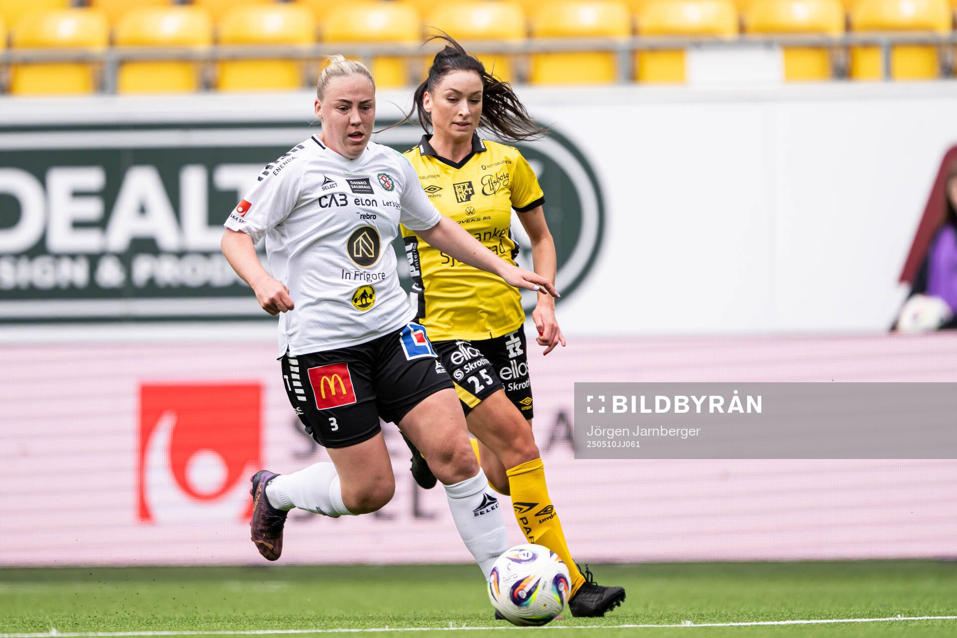 Örebro SKs Ebba Cabander och Elfsborgs Izabella Bergström under fotbollsmatchen i Elitettan mellan Elfsborg och Örebro SK den 10 maj 2025 i Borås.