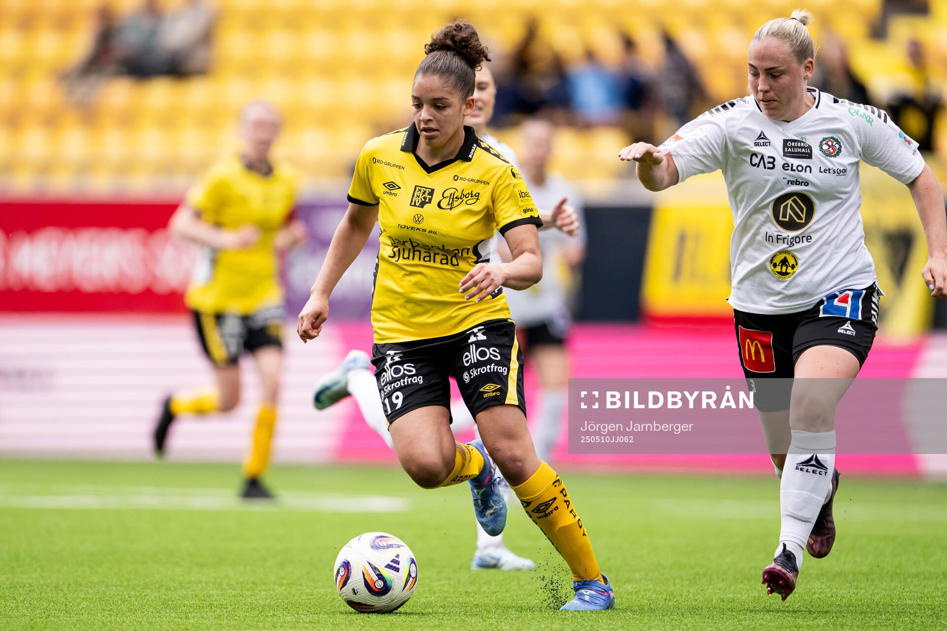 Elfsborgs Jennifer Brinck och Örebro SKs Ebba Cabander under fotbollsmatchen i Elitettan mellan Elfsborg och Örebro SK den 10 maj 2025 i Borås.